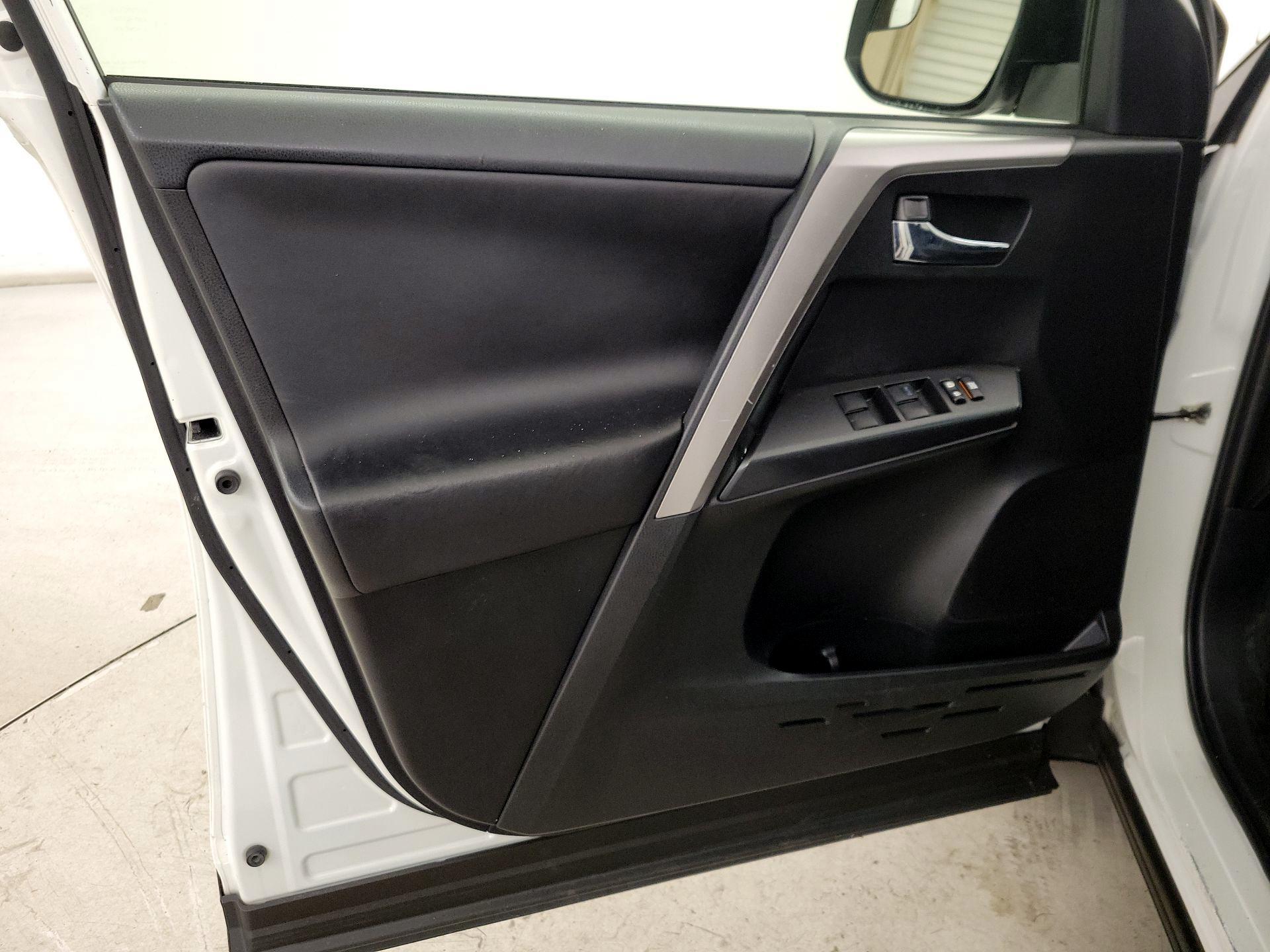 Thumbnail: 2016 Toyota RAV4 - 12