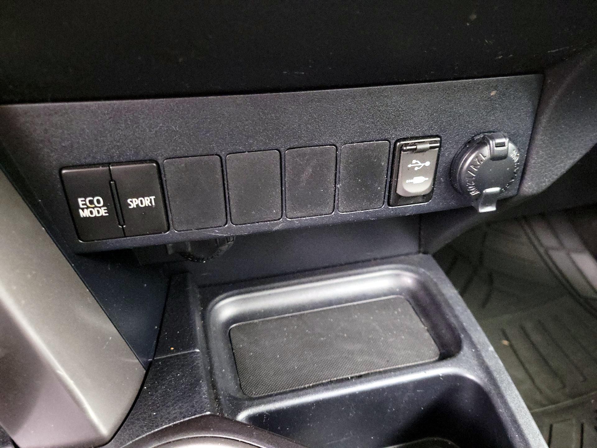 Thumbnail: 2016 Toyota RAV4 - 18