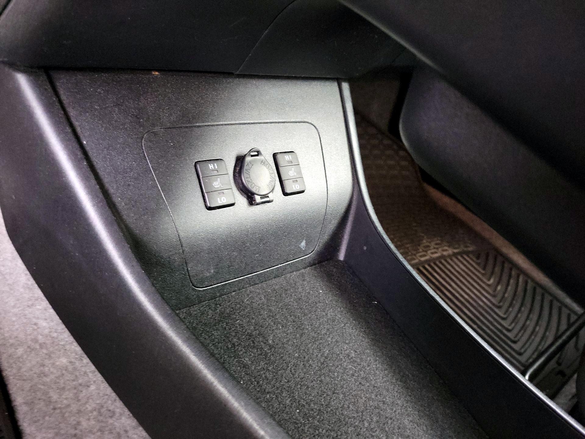Thumbnail: 2014 Toyota Prius - 18