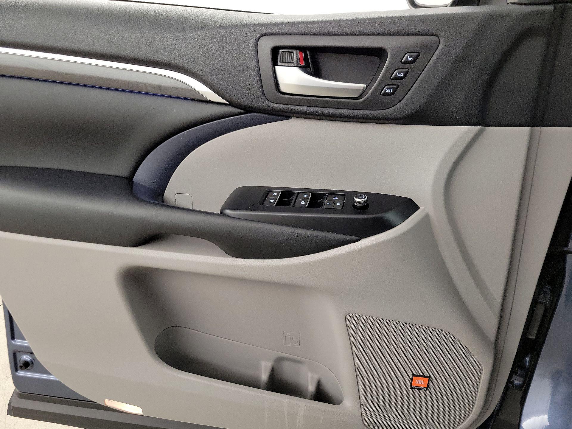 Thumbnail: 2019 Toyota Highlander - 12