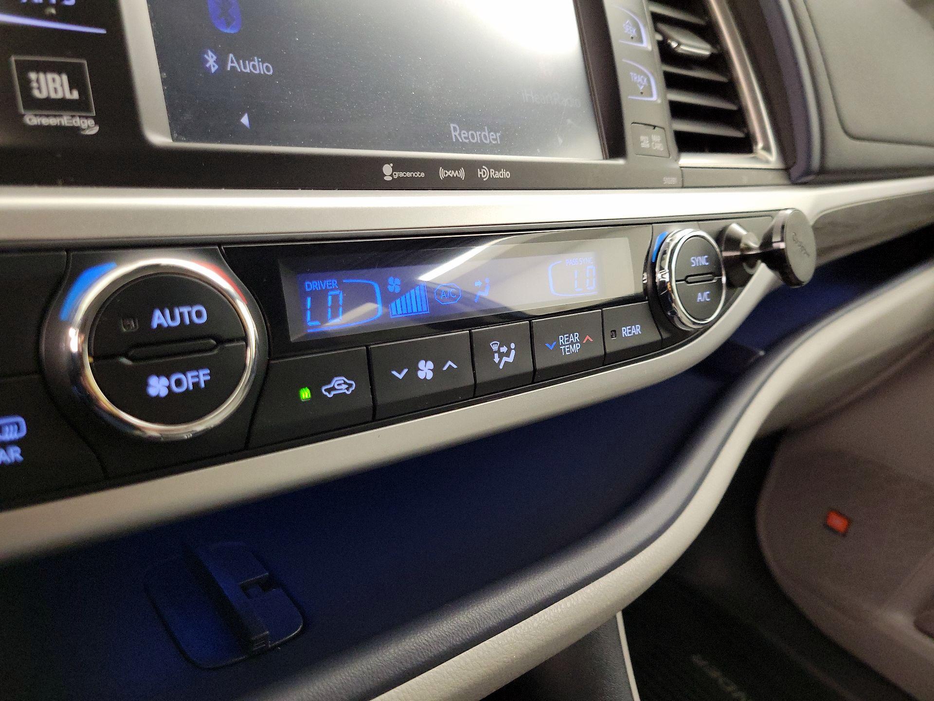 Thumbnail: 2019 Toyota Highlander - 17