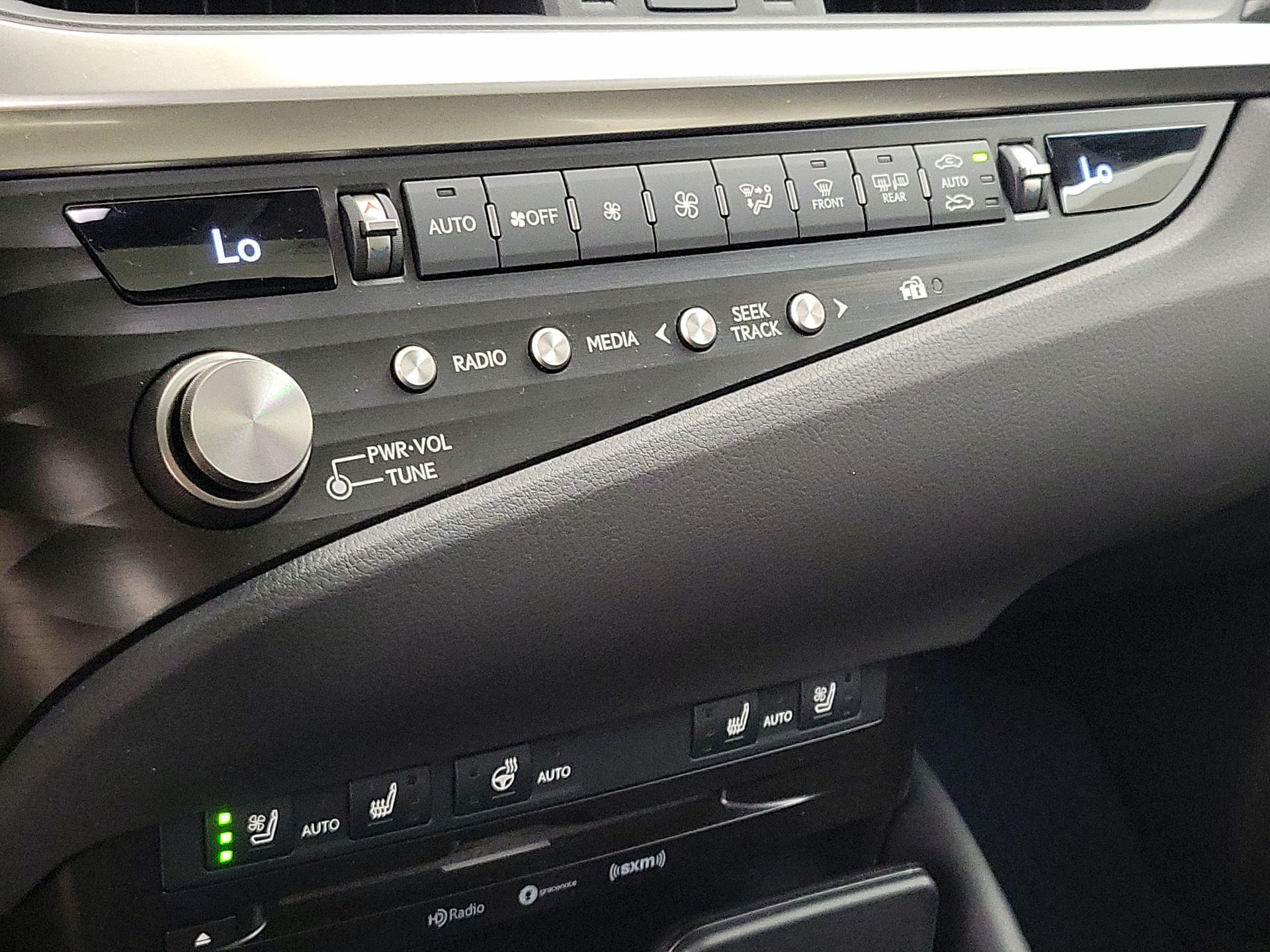 Thumbnail: 2021 Lexus ES - 17
