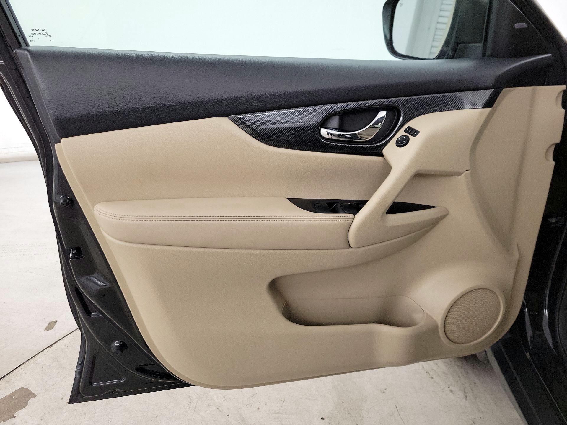 Thumbnail: 2016 Nissan Rogue - 12
