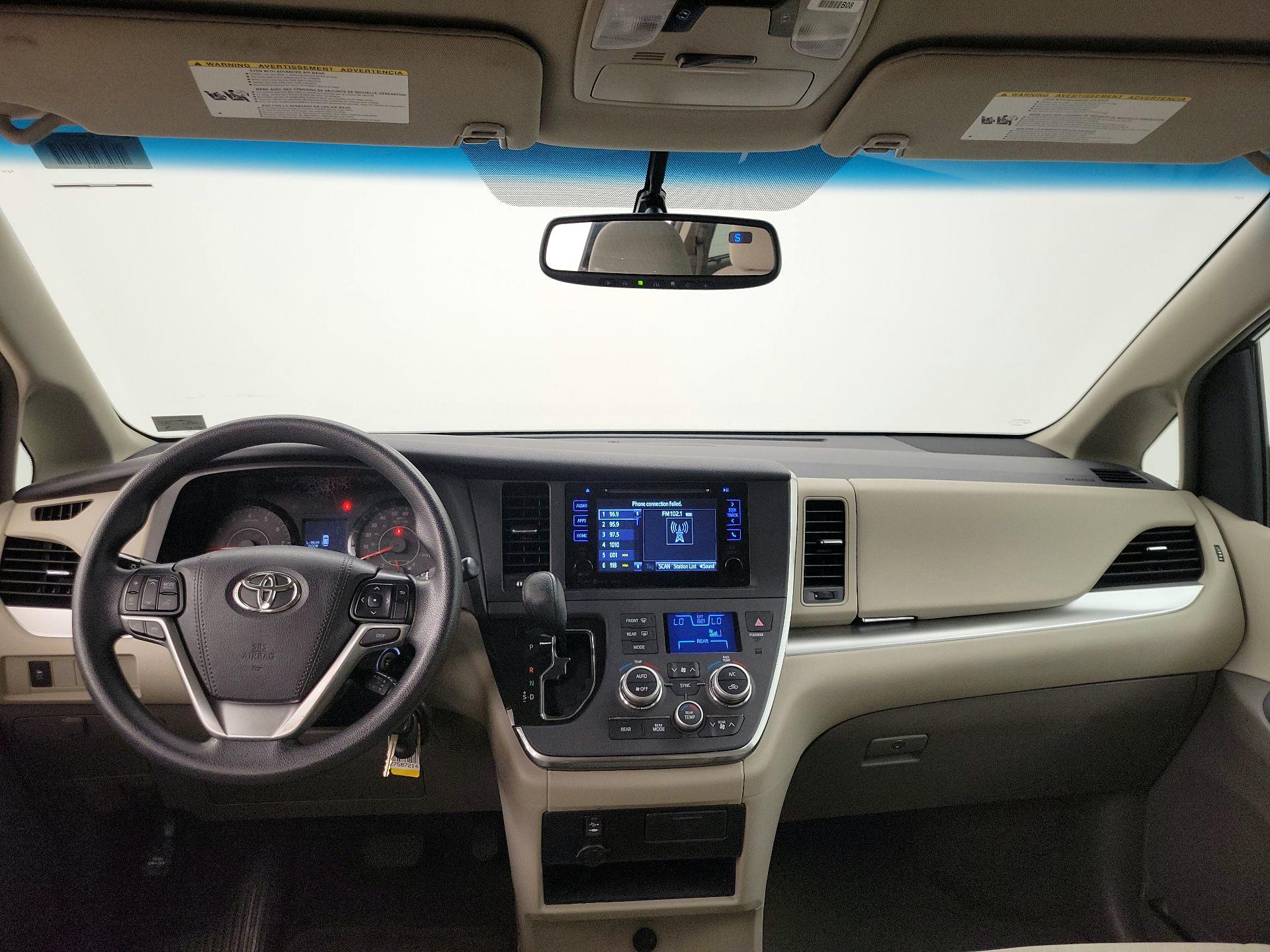 Thumbnail: 2017 Toyota Sienna - 9