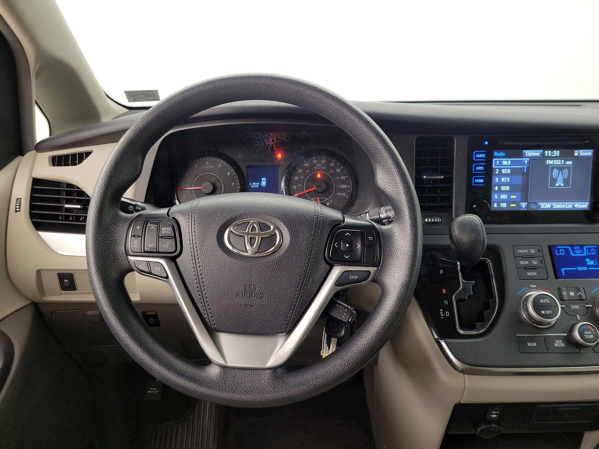 Thumbnail: 2017 Toyota Sienna - 10