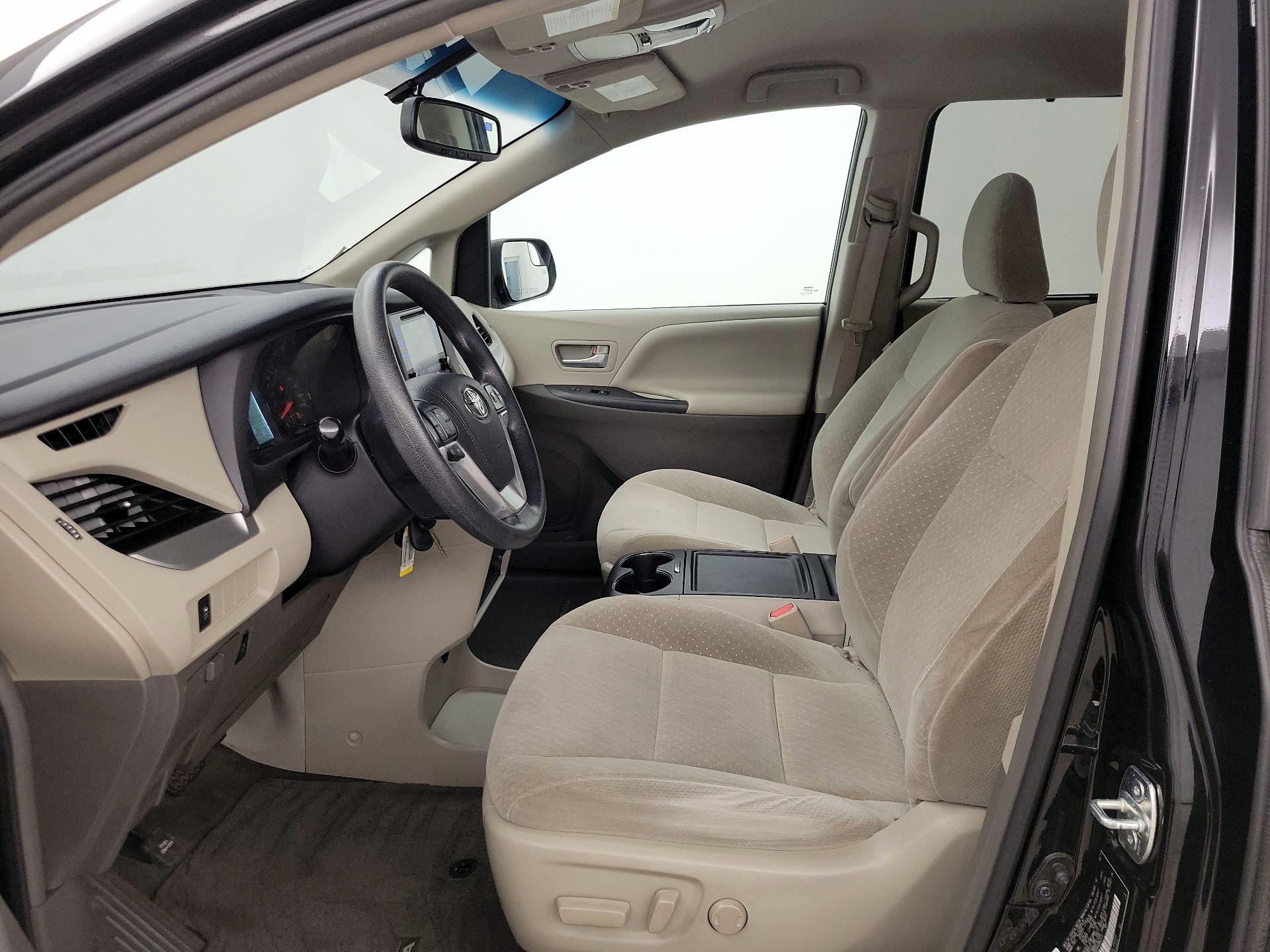 Thumbnail: 2017 Toyota Sienna - 11