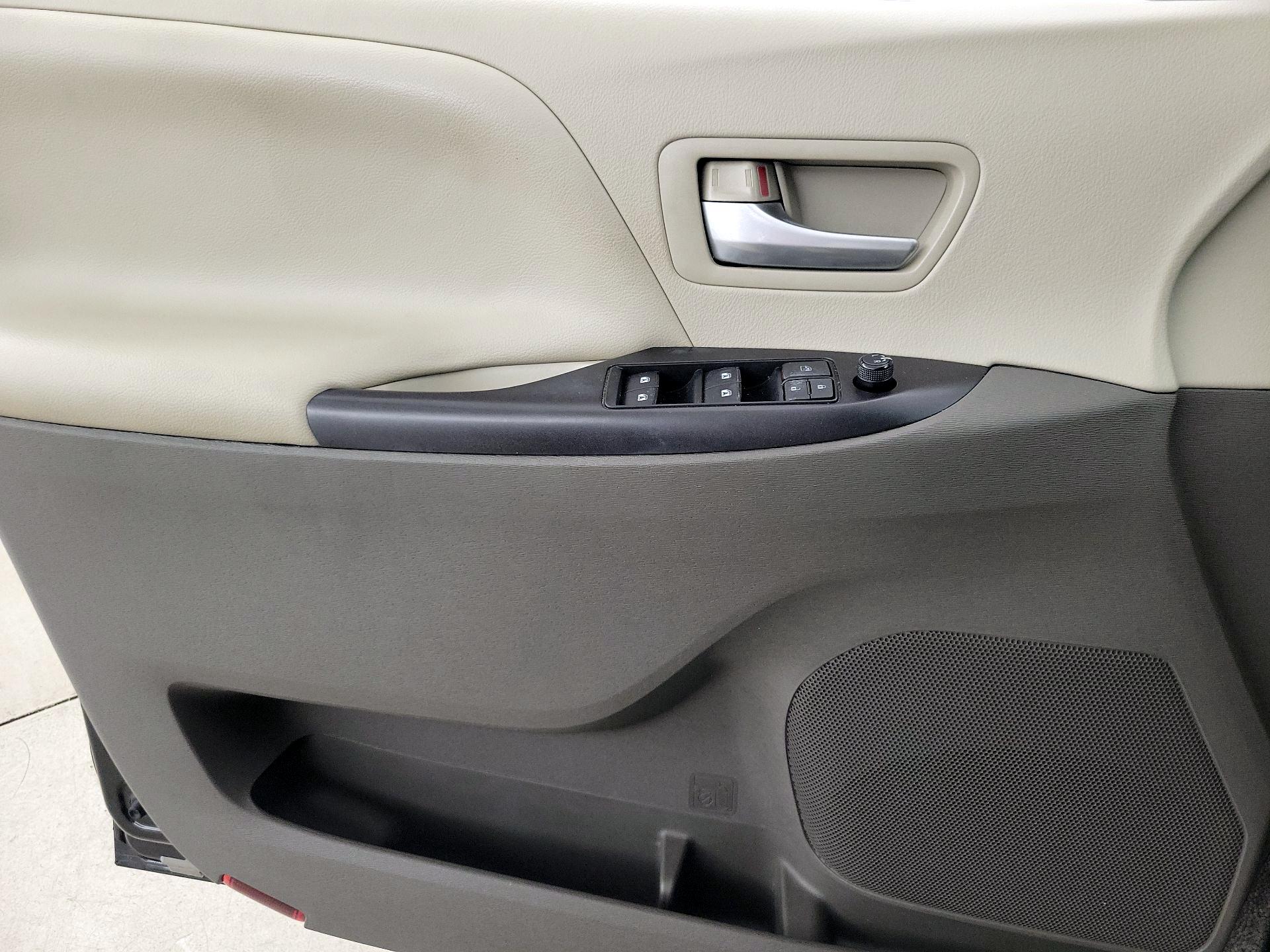 Thumbnail: 2017 Toyota Sienna - 12