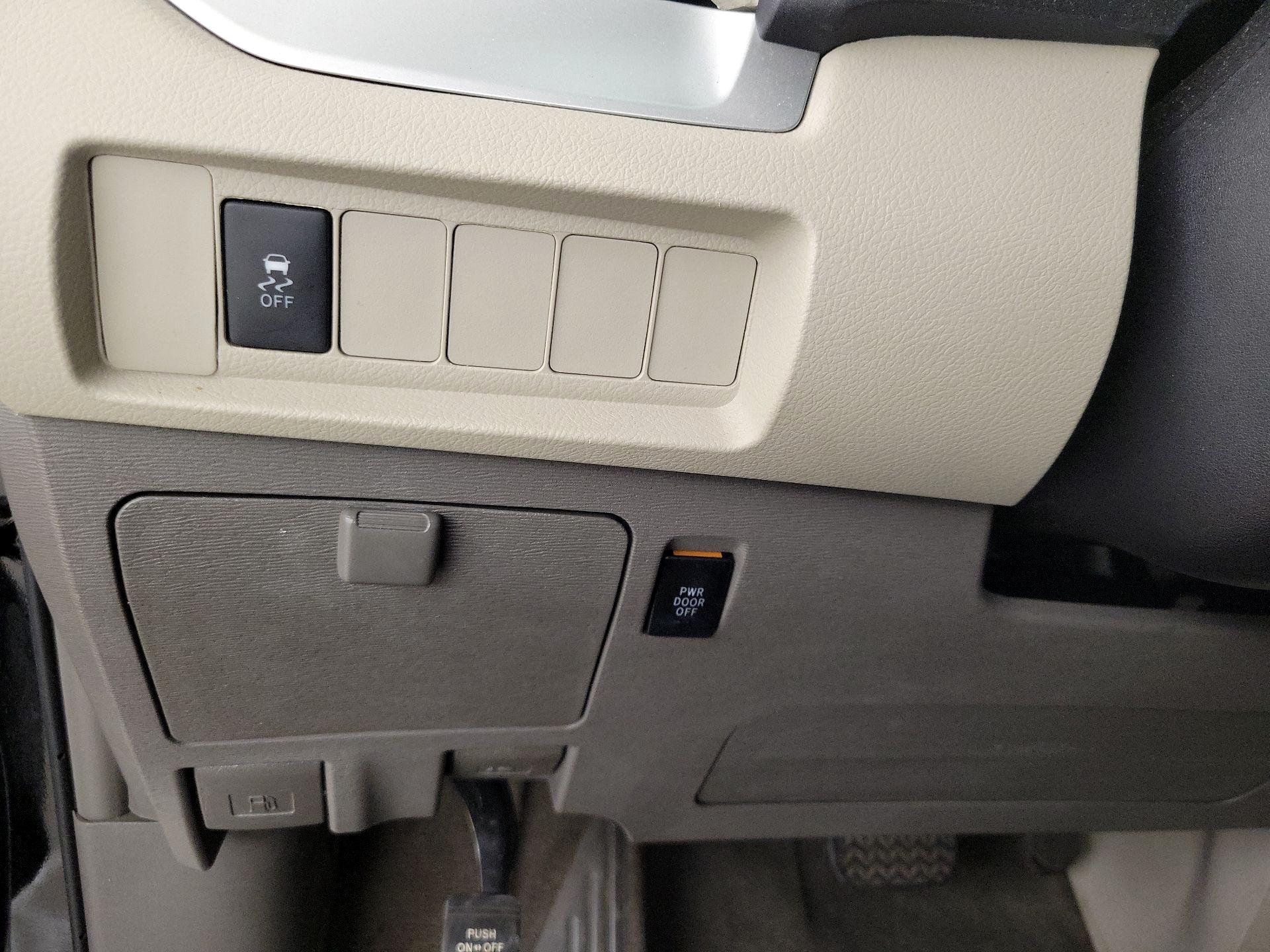 Thumbnail: 2017 Toyota Sienna - 13