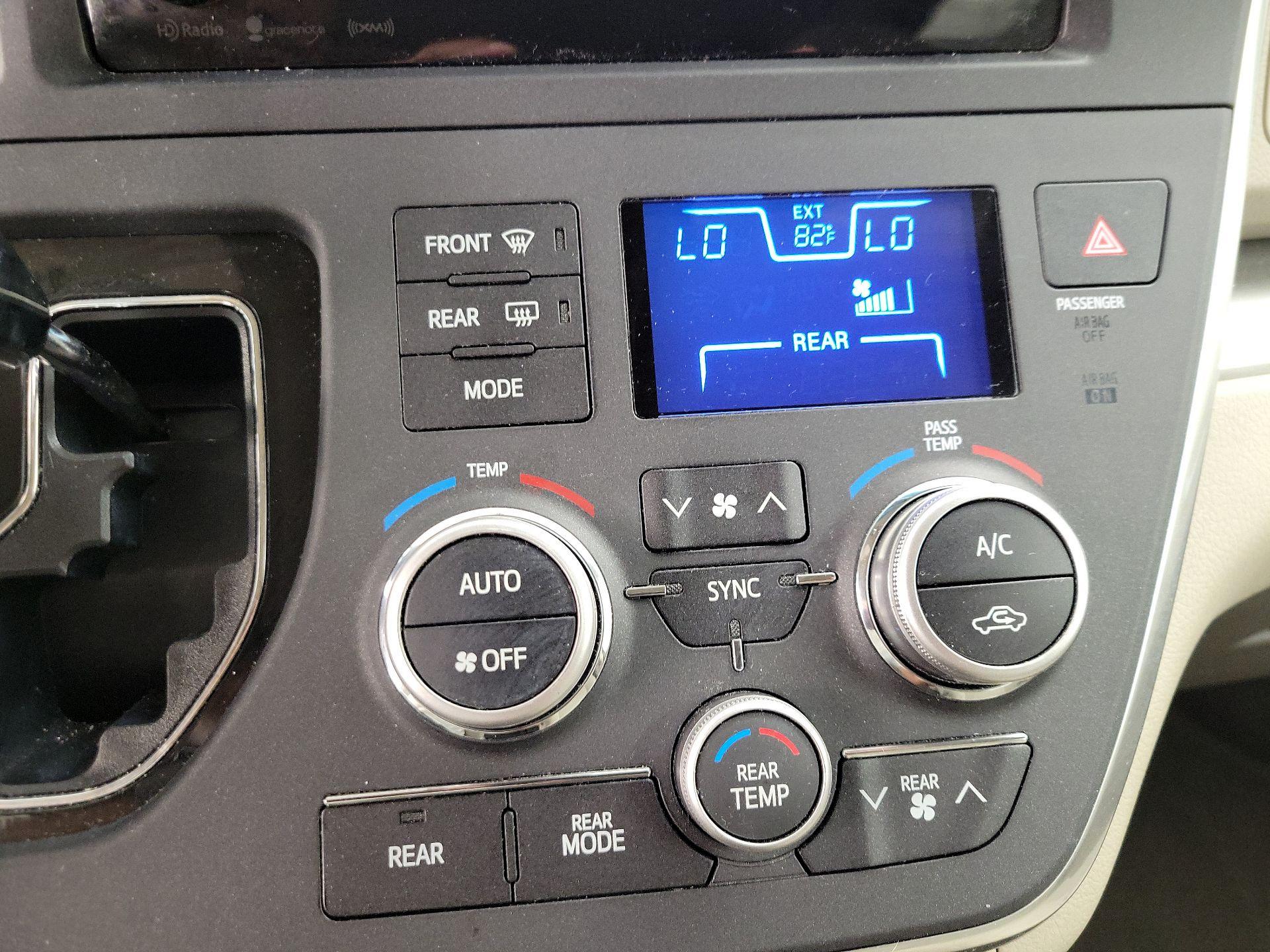 Thumbnail: 2017 Toyota Sienna - 17