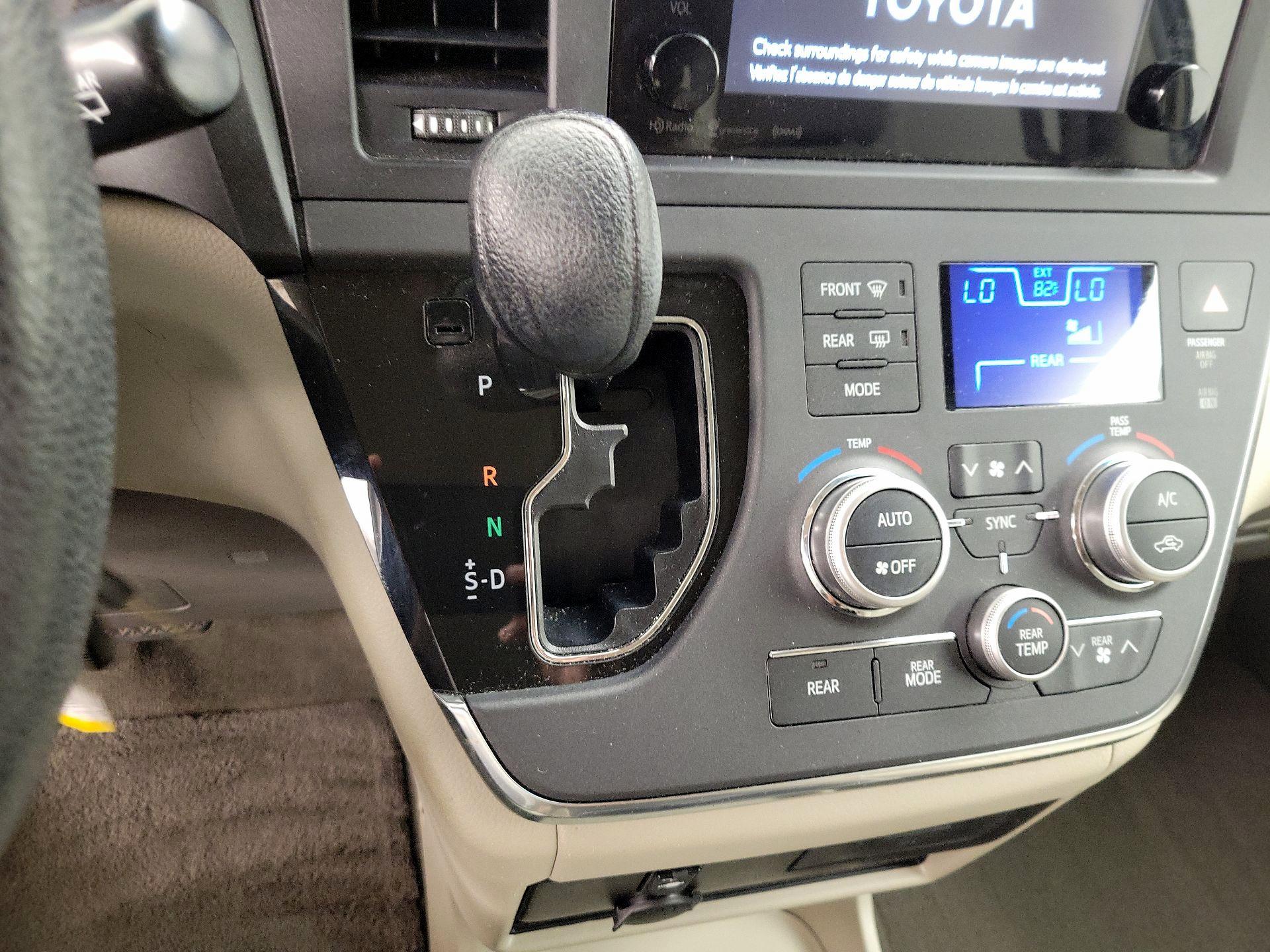 Thumbnail: 2017 Toyota Sienna - 18