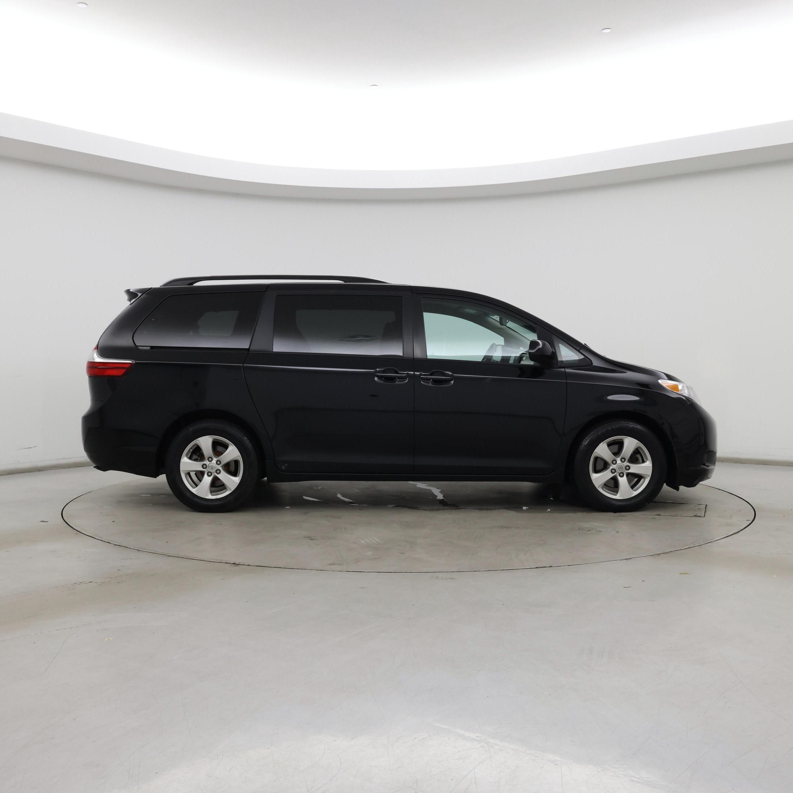 Thumbnail: 2017 Toyota Sienna - 7