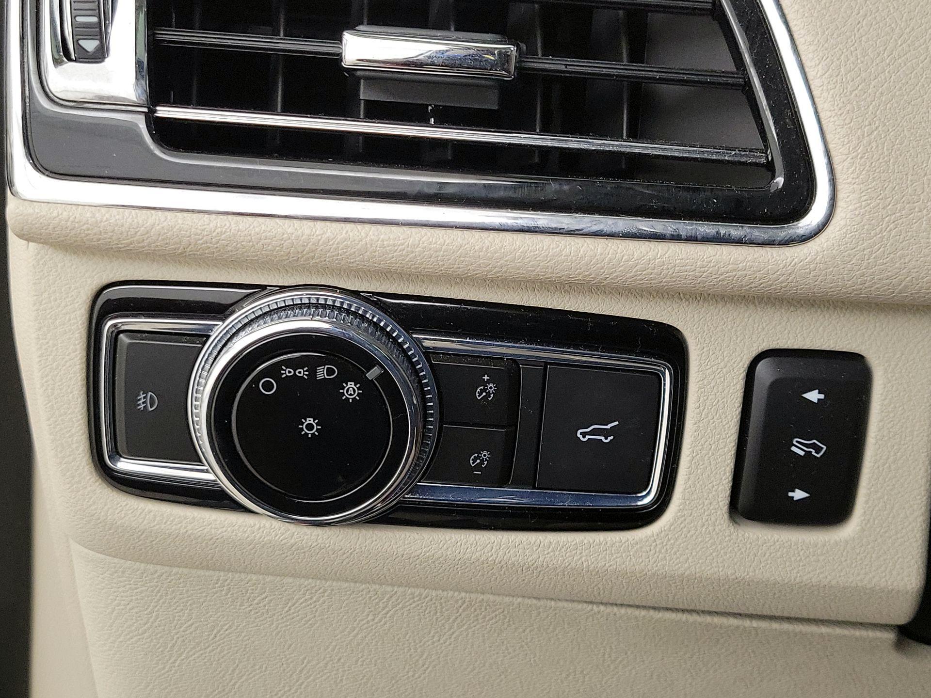 Thumbnail: 2021 Lincoln Navigator L - 13