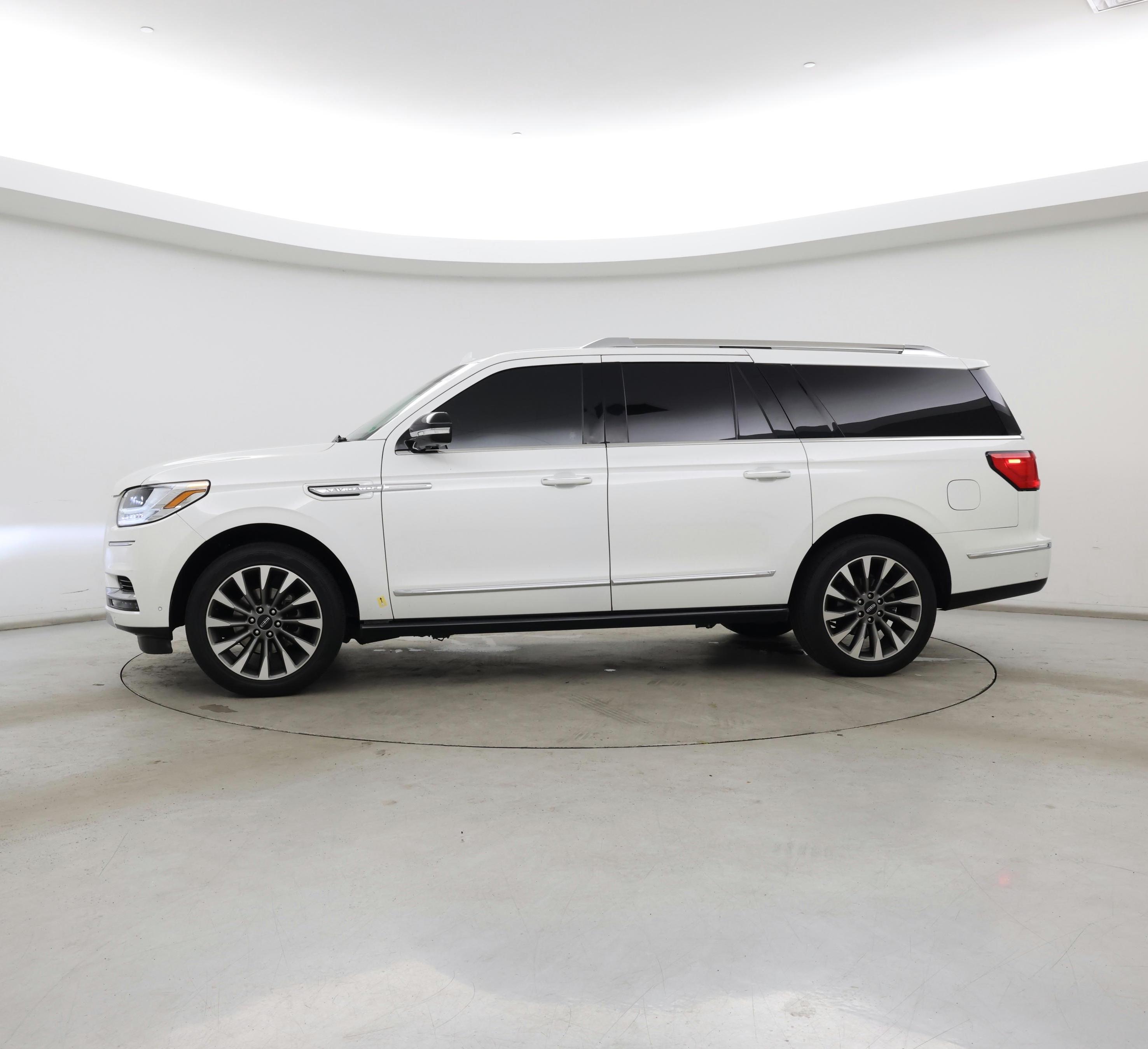Thumbnail: 2021 Lincoln Navigator L - 3