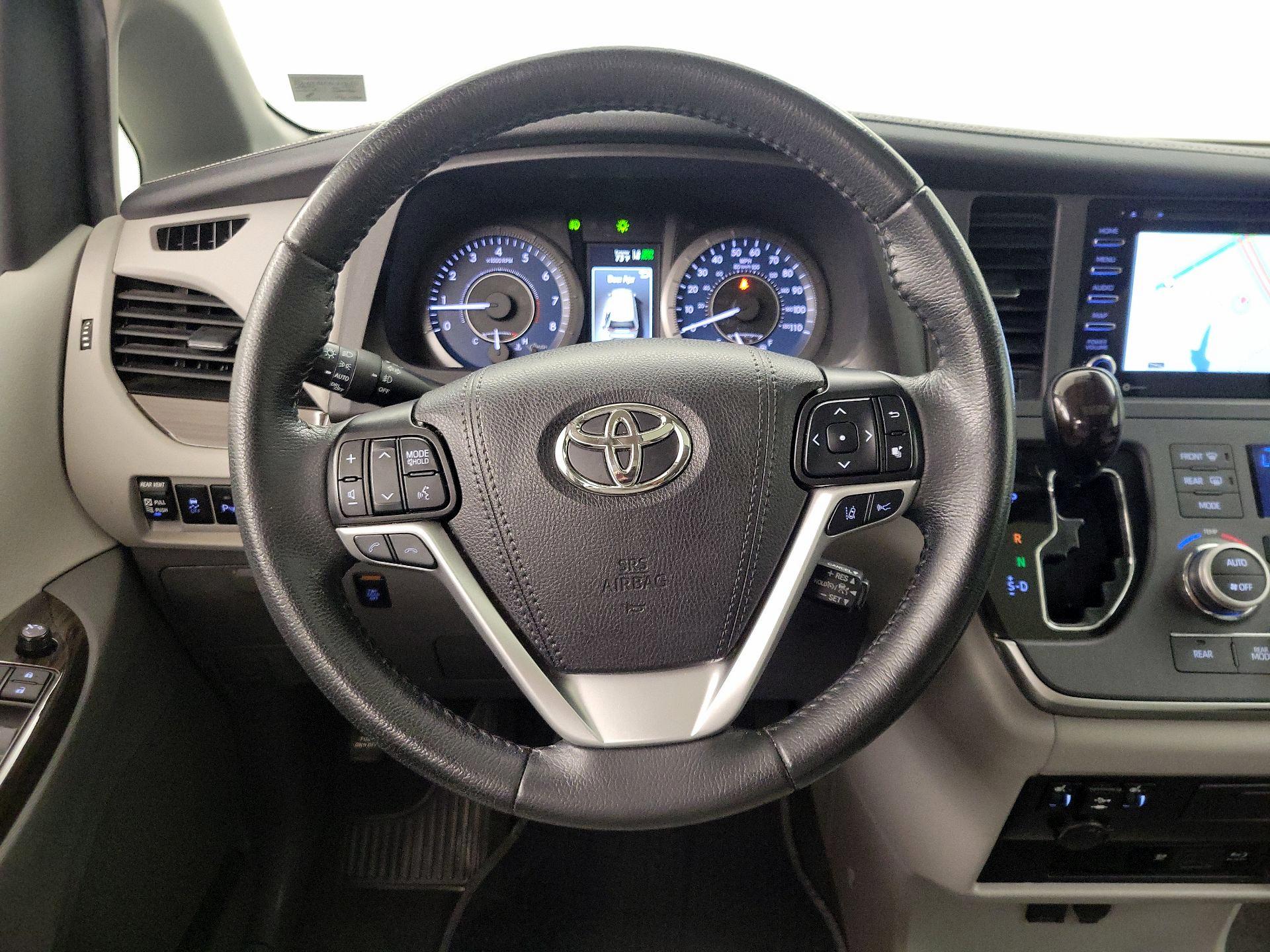 Thumbnail: 2020 Toyota Sienna - 10