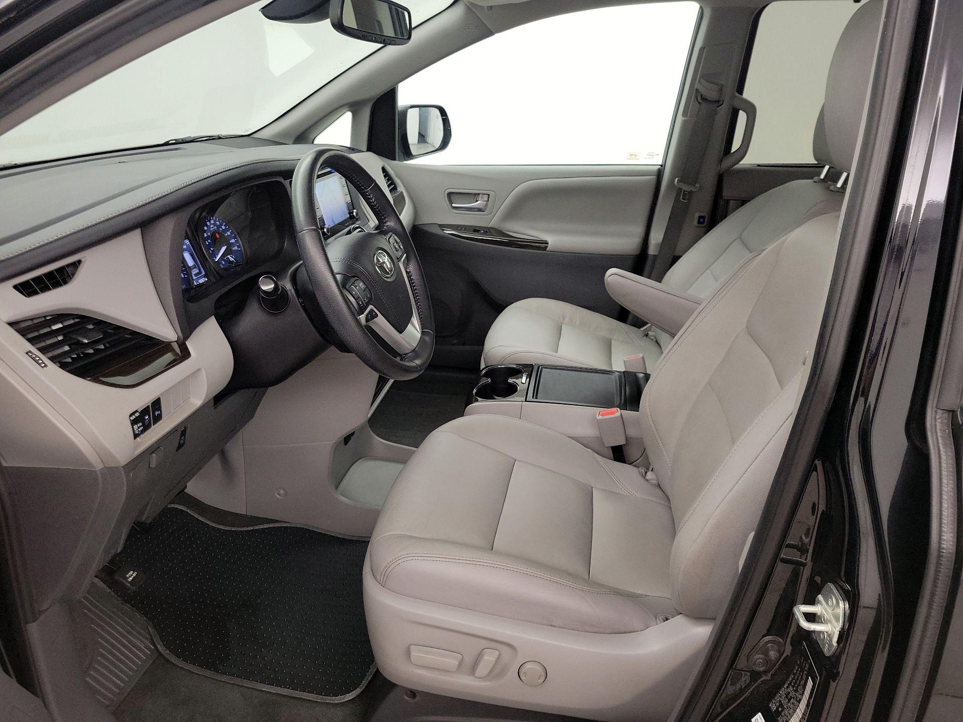 Thumbnail: 2020 Toyota Sienna - 11