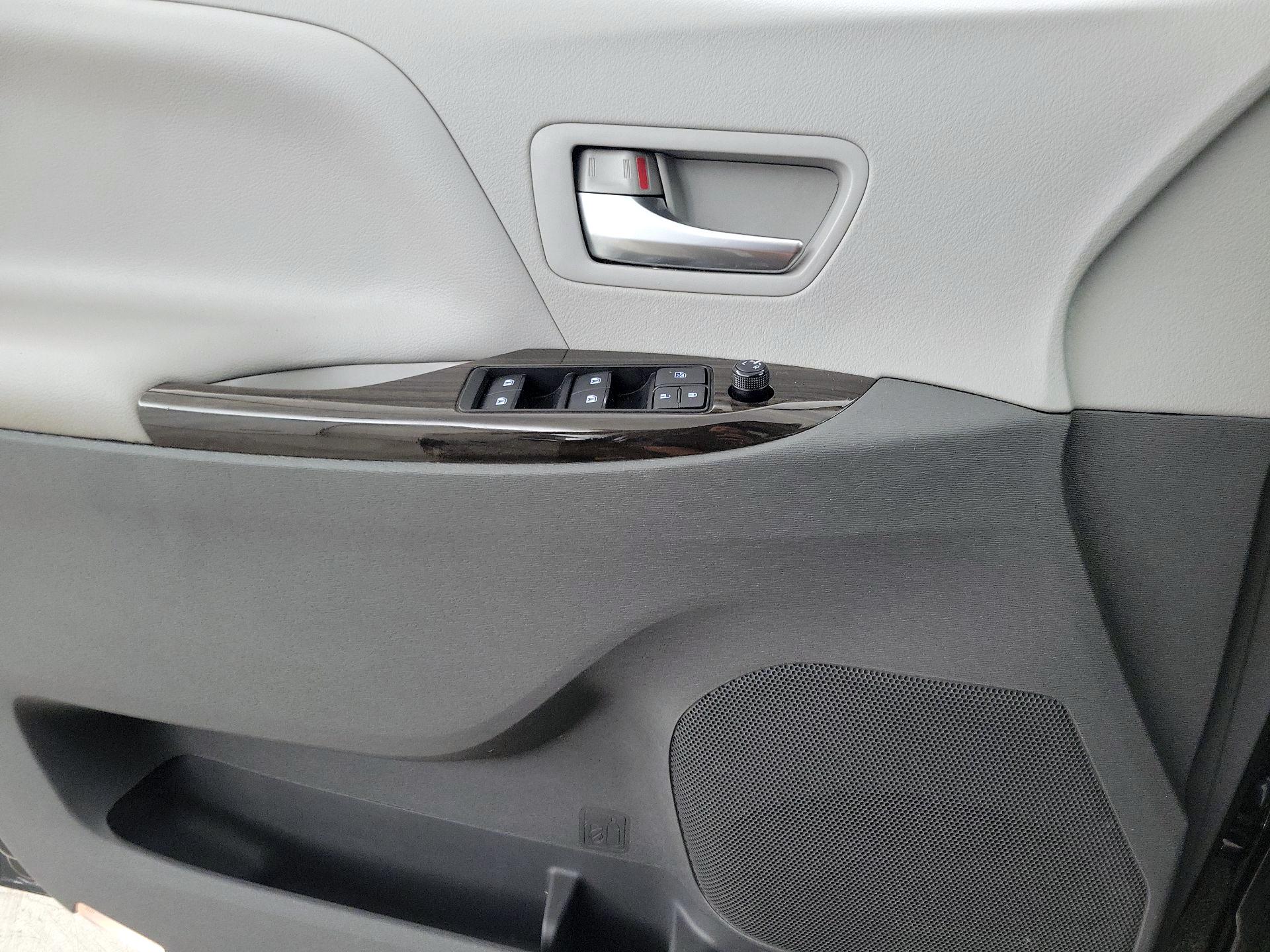 Thumbnail: 2020 Toyota Sienna - 12