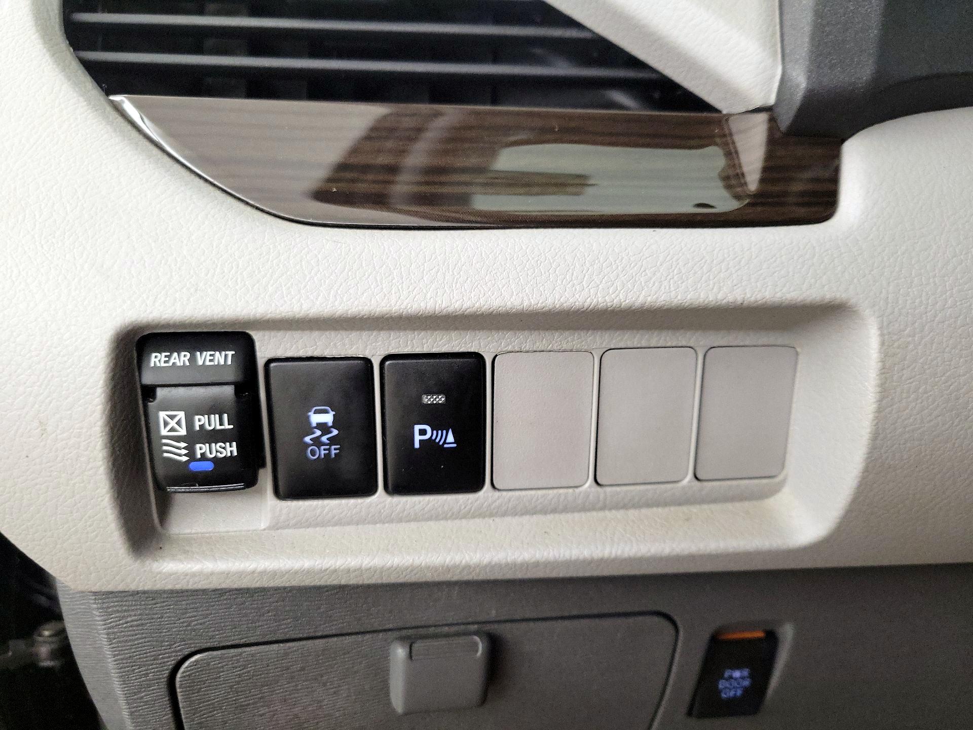 Thumbnail: 2020 Toyota Sienna - 13