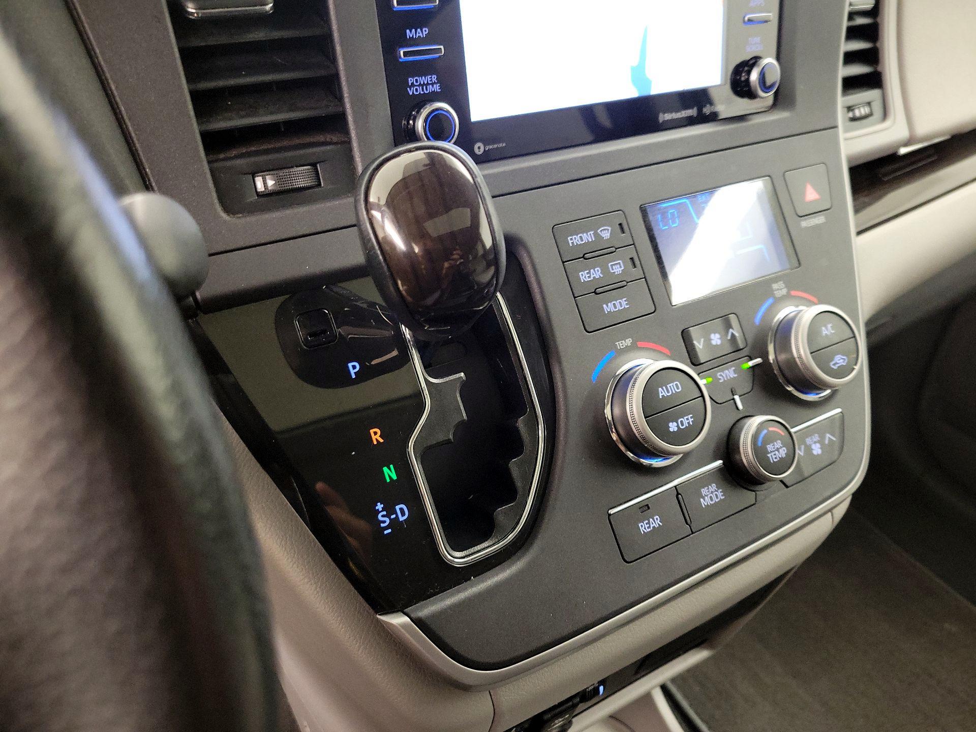 Thumbnail: 2020 Toyota Sienna - 18