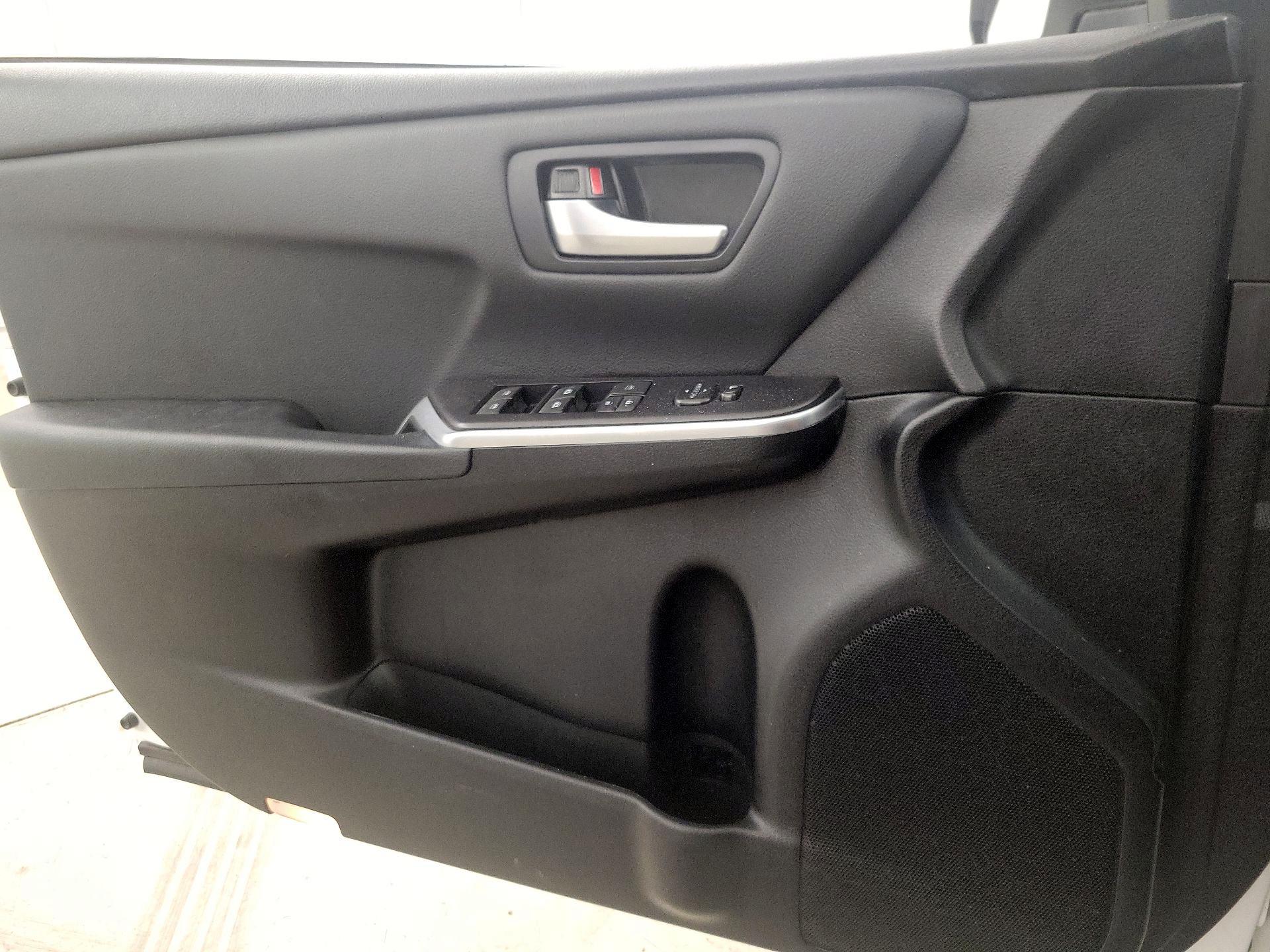 Thumbnail: 2015 Toyota Camry - 12
