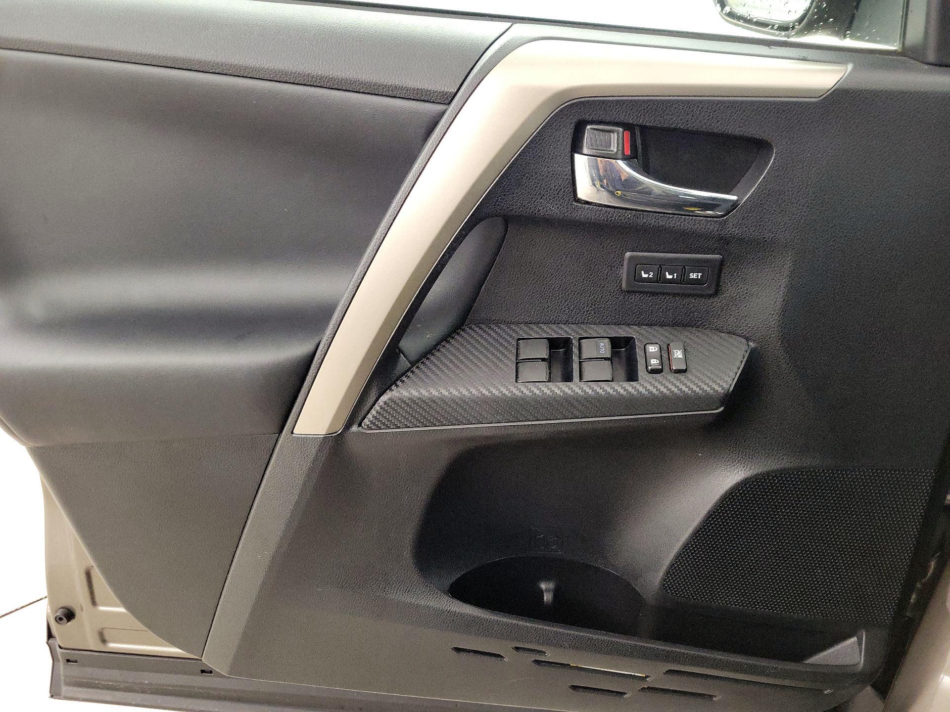 Thumbnail: 2015 Toyota RAV4 - 12