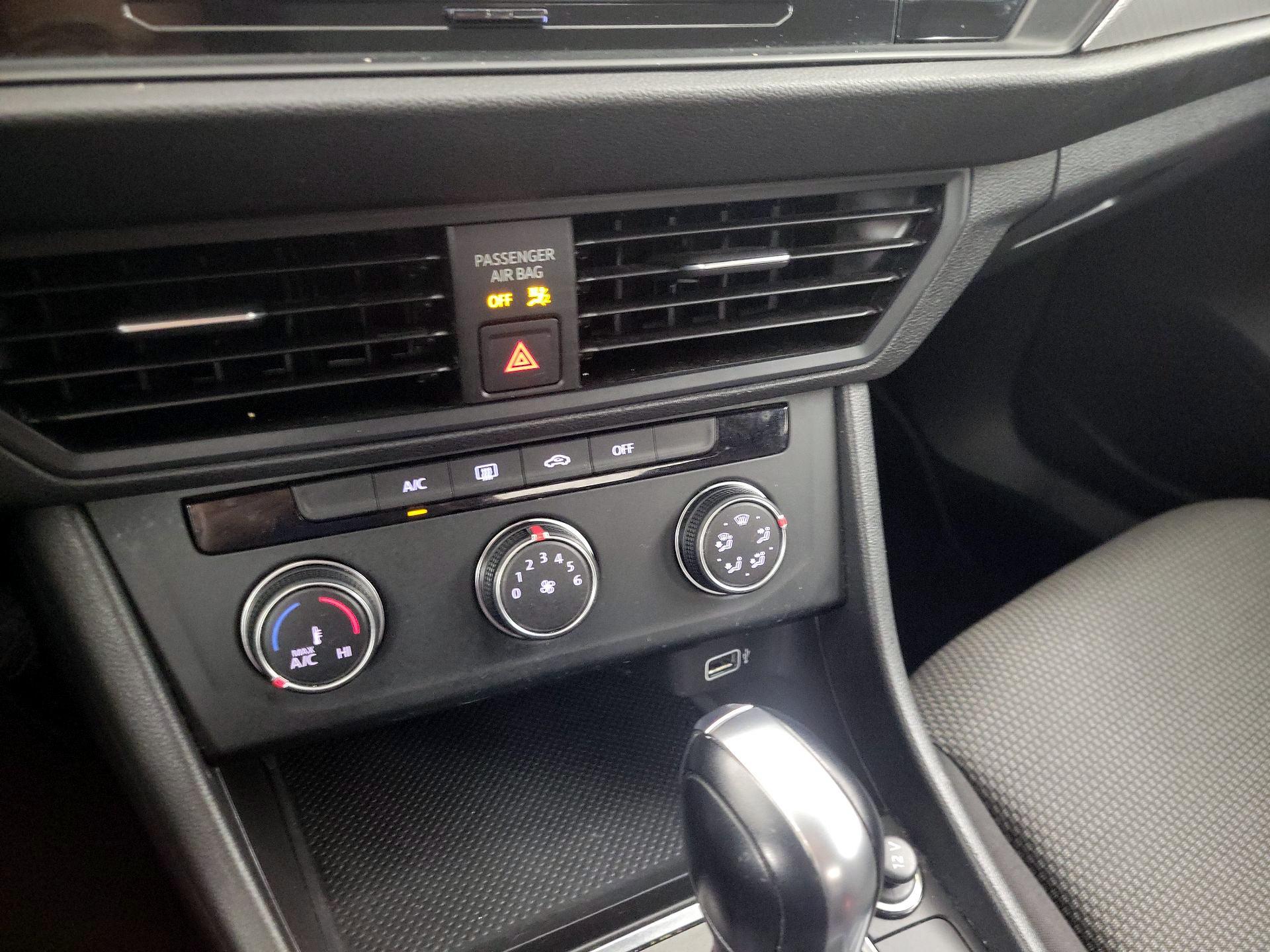 Thumbnail: 2019 Volkswagen Jetta - 16