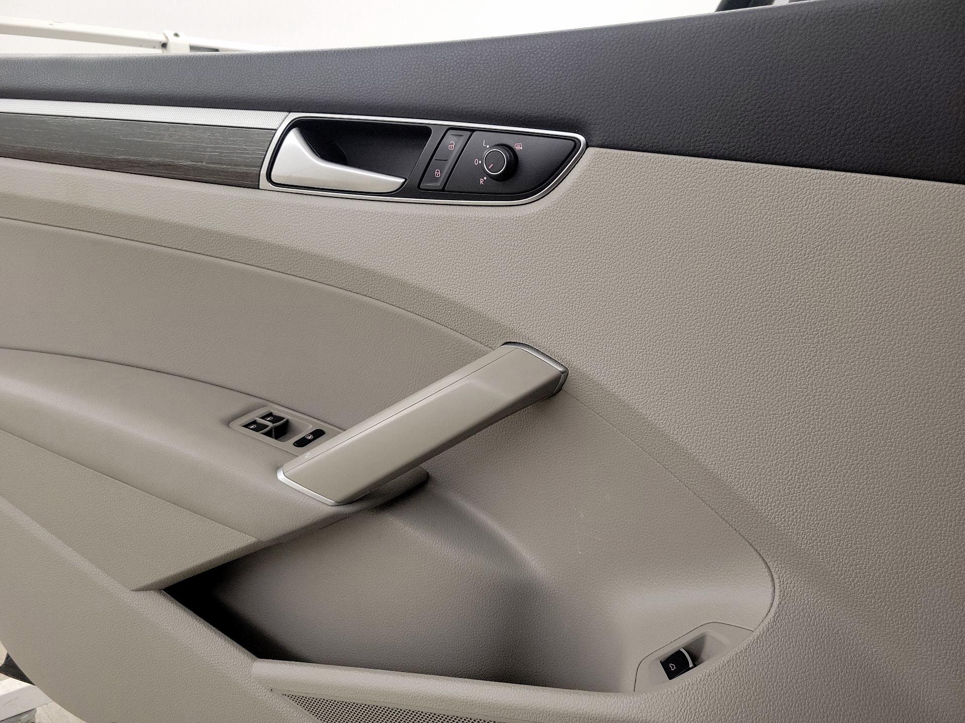 Thumbnail: 2016 Volkswagen Passat - 12