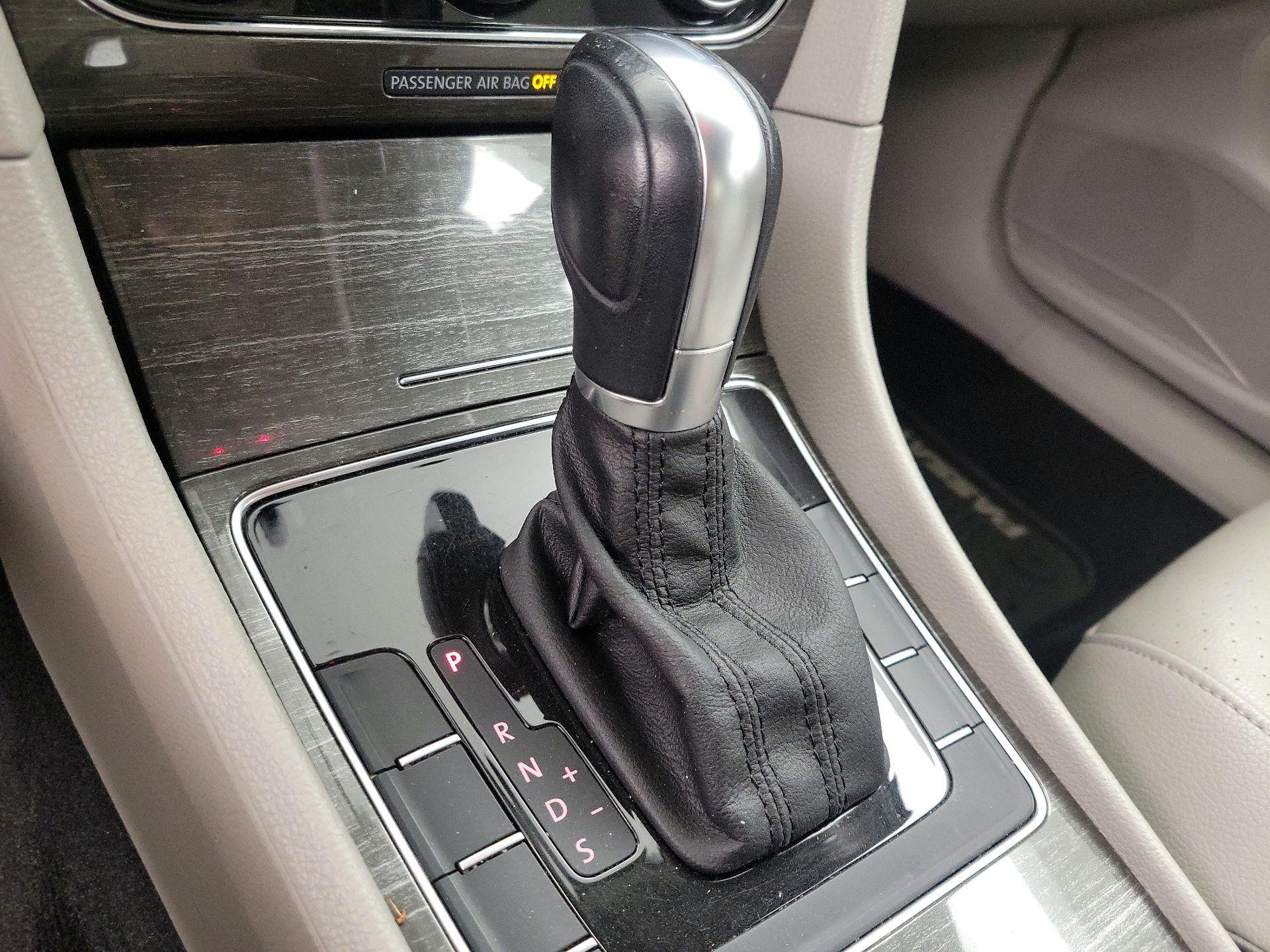Thumbnail: 2016 Volkswagen Passat - 17