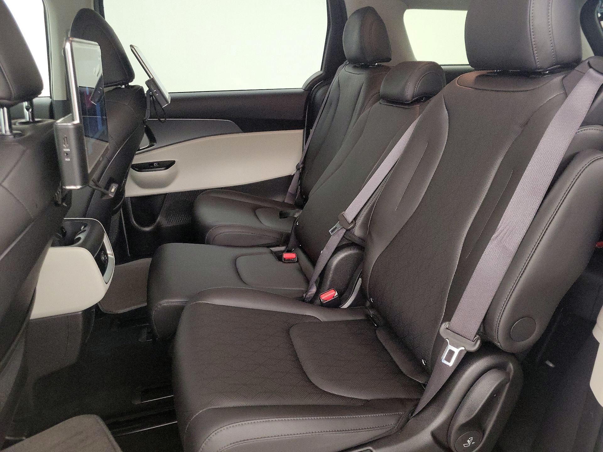 Thumbnail: 2023 Kia Carnival - 19