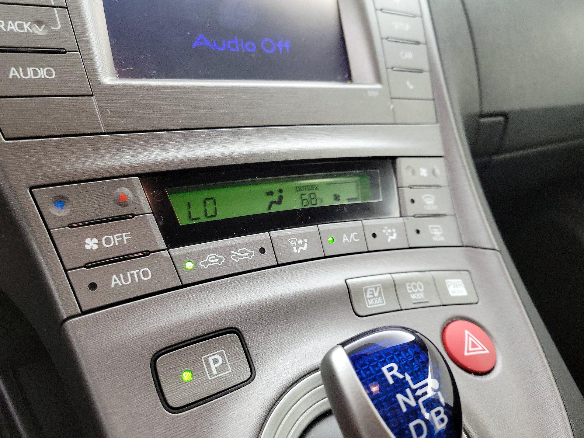 Thumbnail: 2014 Toyota Prius - 15