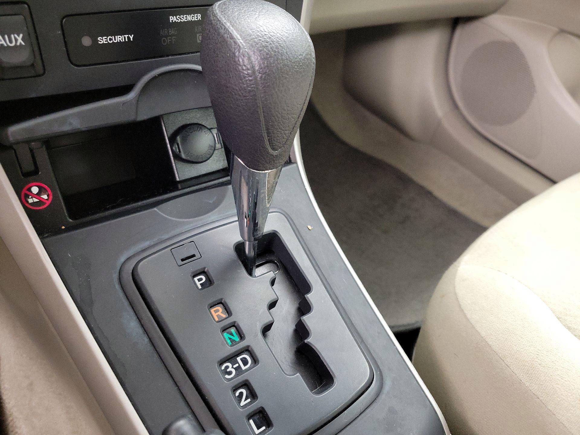Thumbnail: 2013 Toyota Corolla - 16