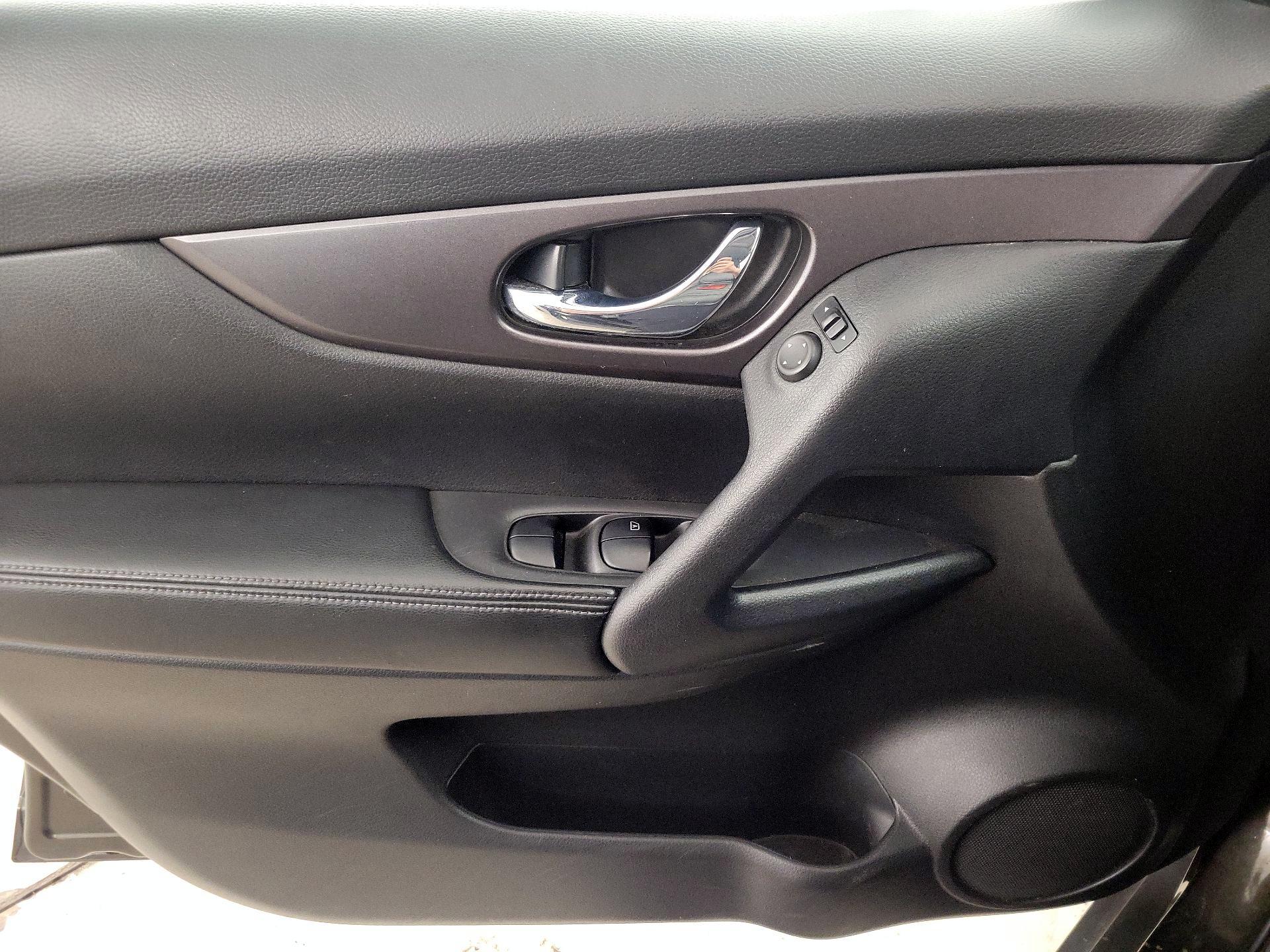 Thumbnail: 2016 Nissan Rogue - 12