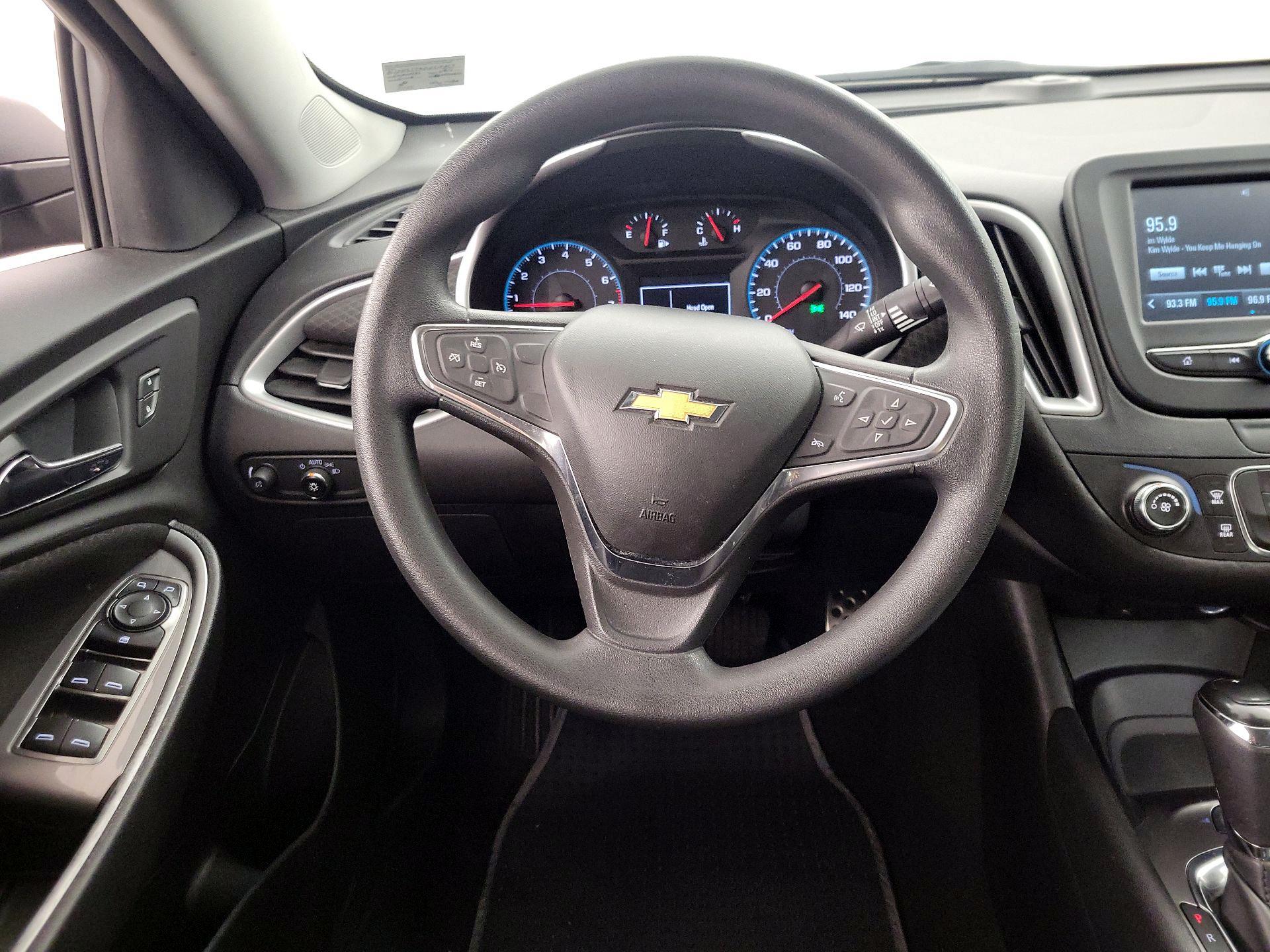 Thumbnail: 2016 Chevrolet Malibu - 10
