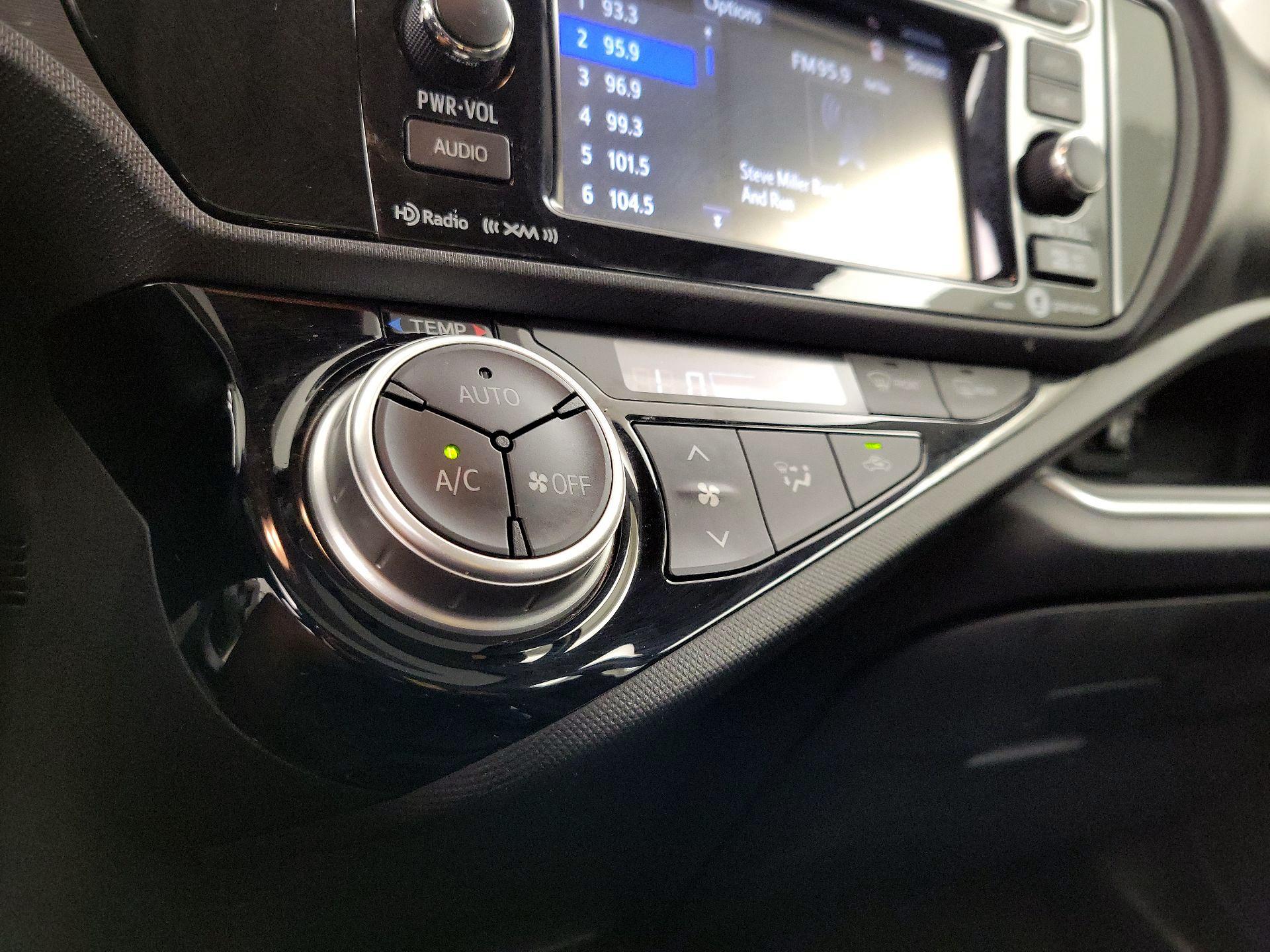 Thumbnail: 2017 Toyota Prius c - 16