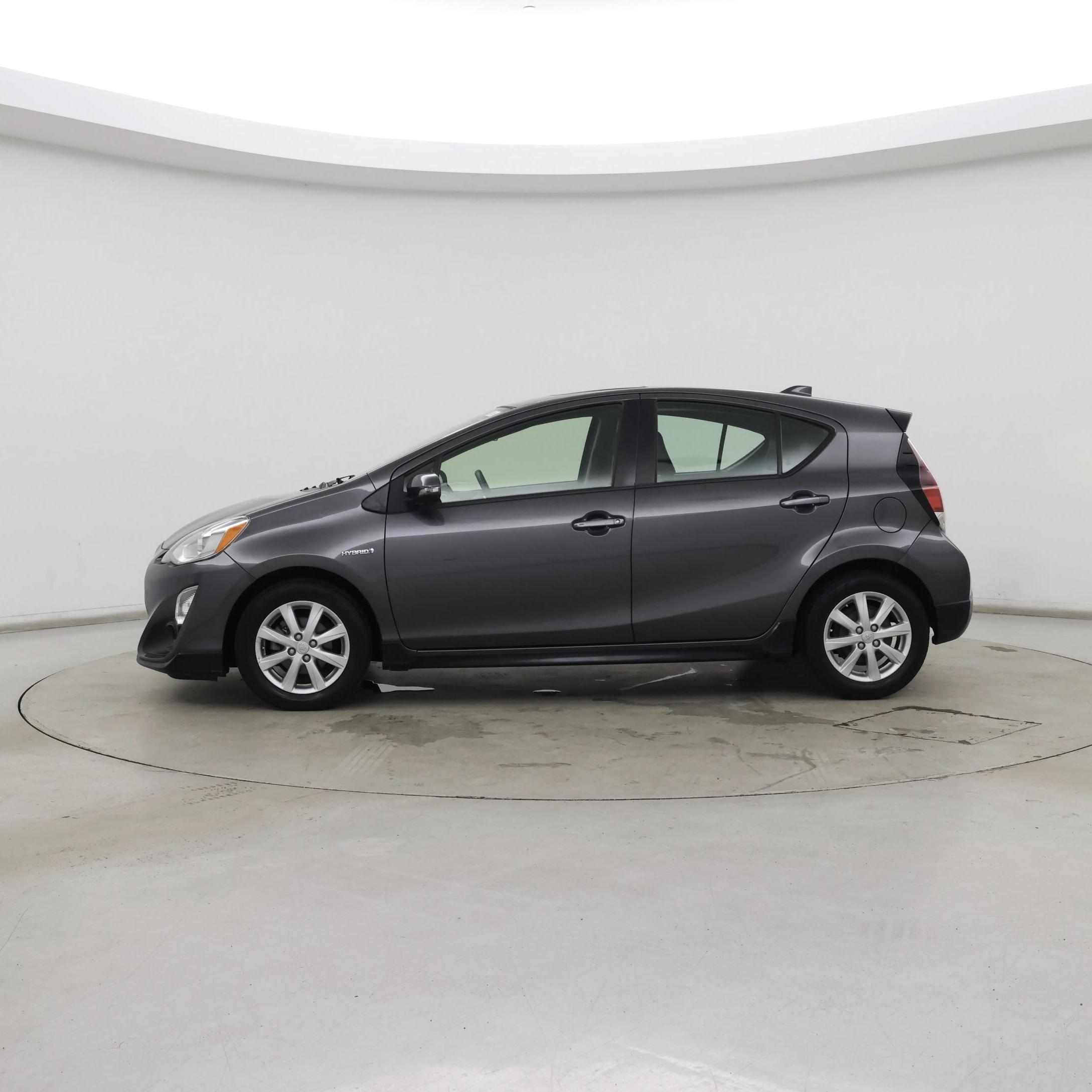 Thumbnail: 2017 Toyota Prius c - 3