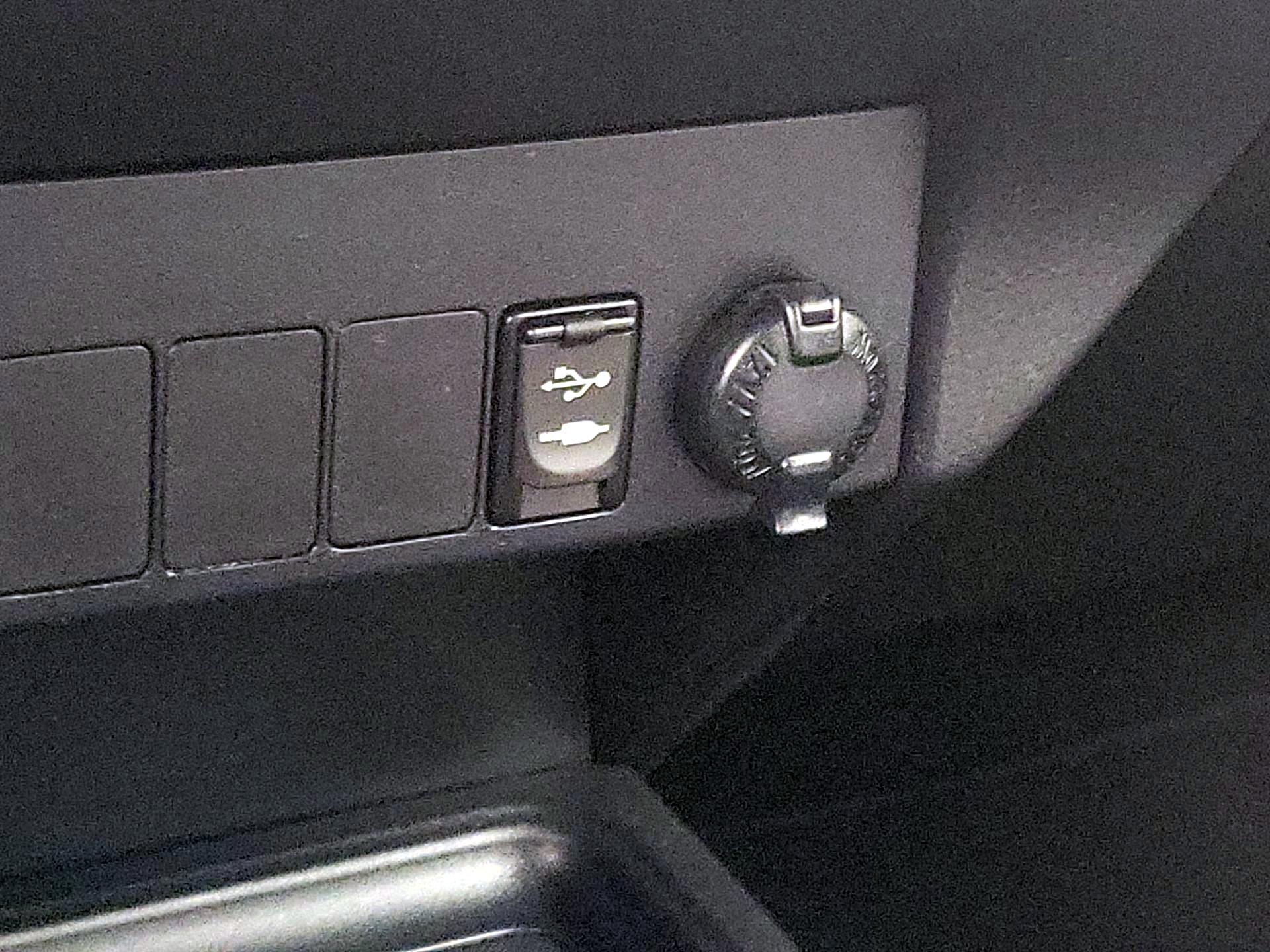 Thumbnail: 2015 Toyota RAV4 - 18