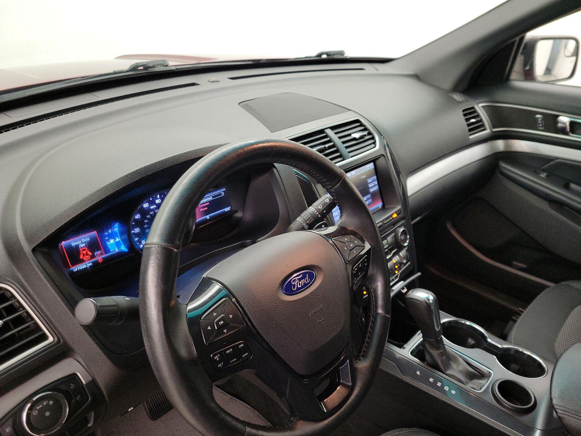 Thumbnail: 2016 Ford Explorer - 9