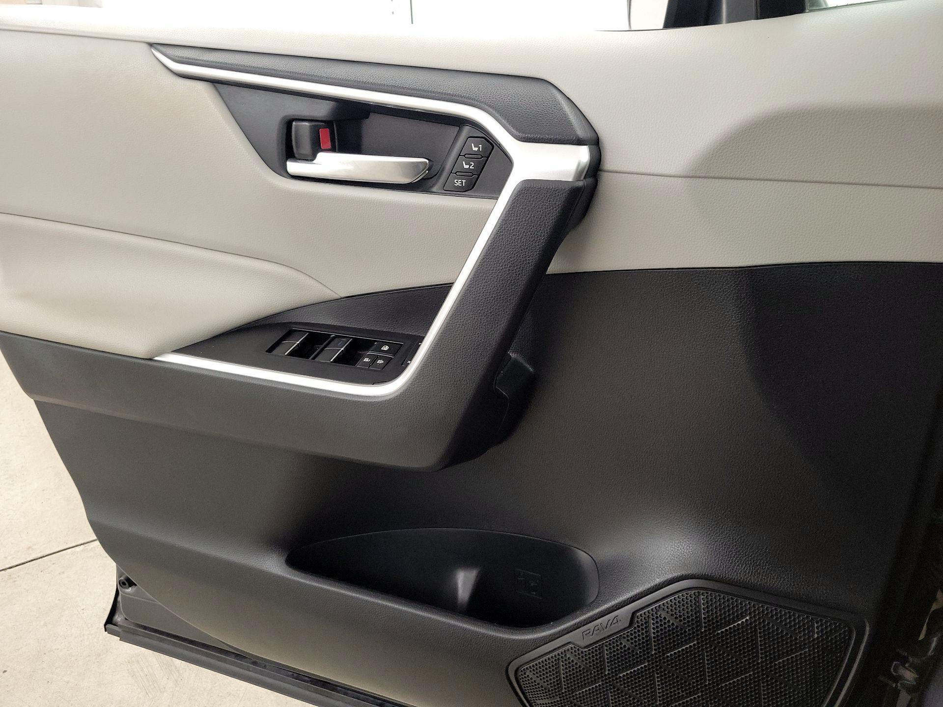 Thumbnail: 2020 Toyota RAV4 - 12