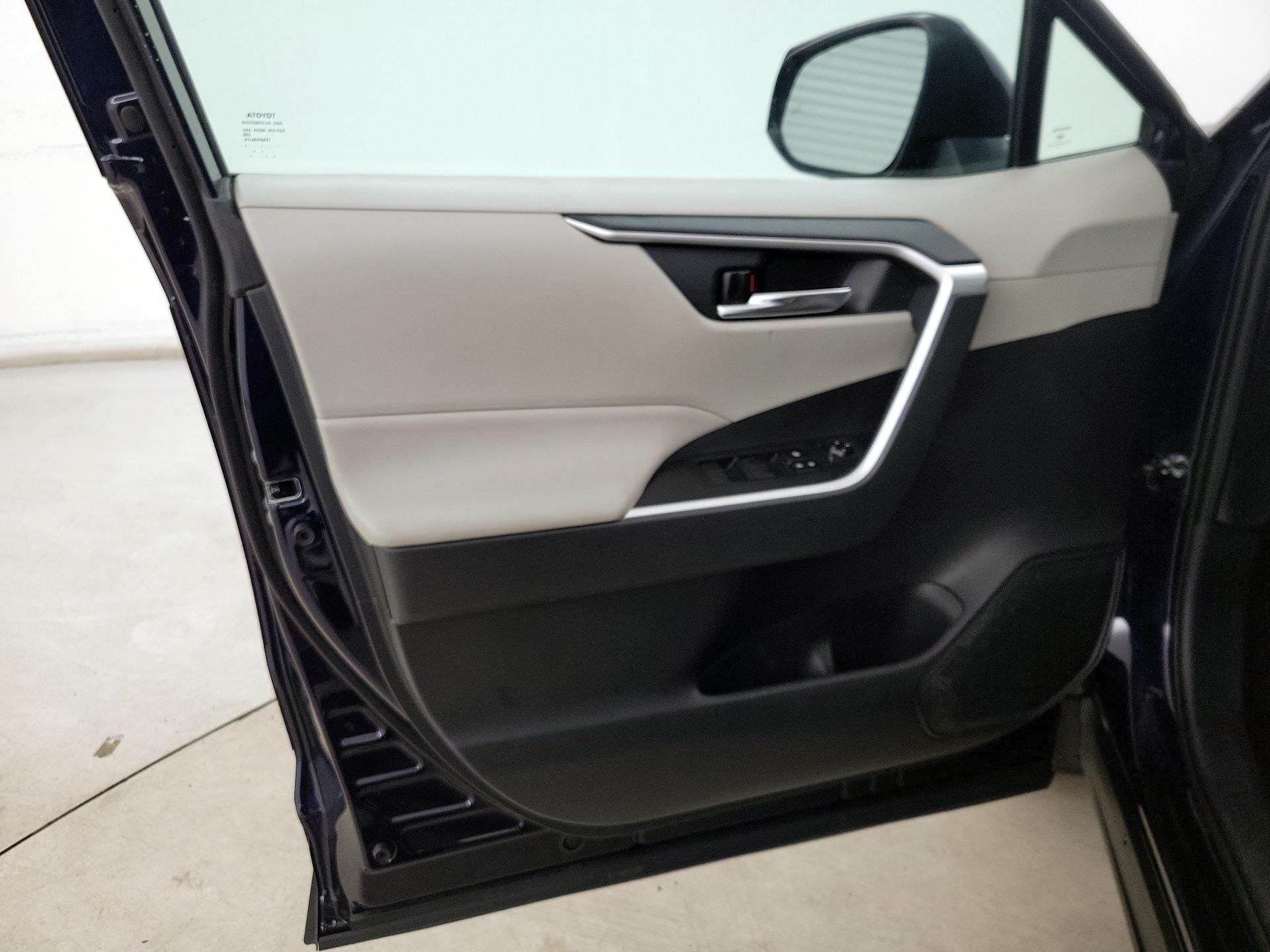 Thumbnail: 2020 Toyota RAV4 - 12