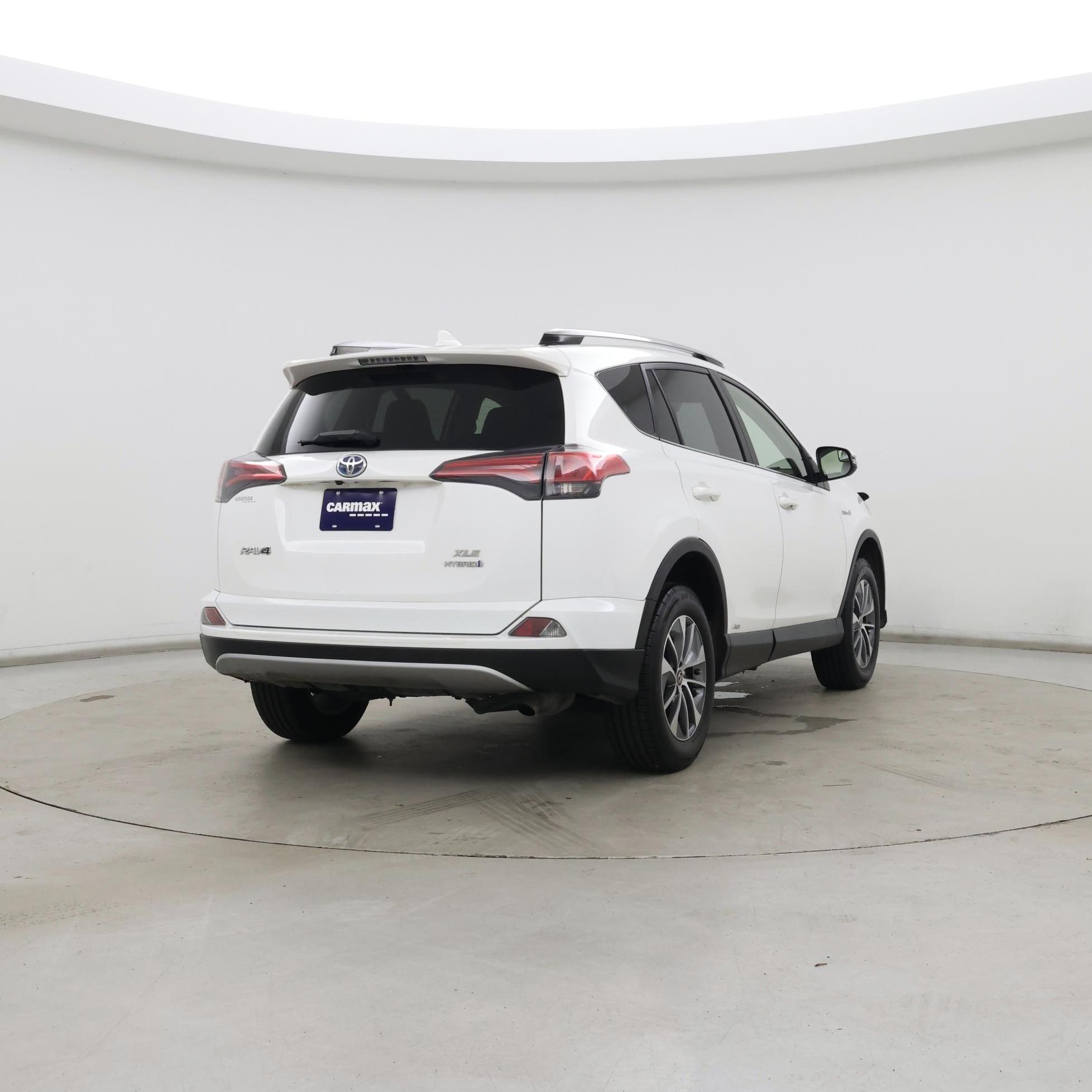 Thumbnail: 2017 Toyota RAV4 - 8
