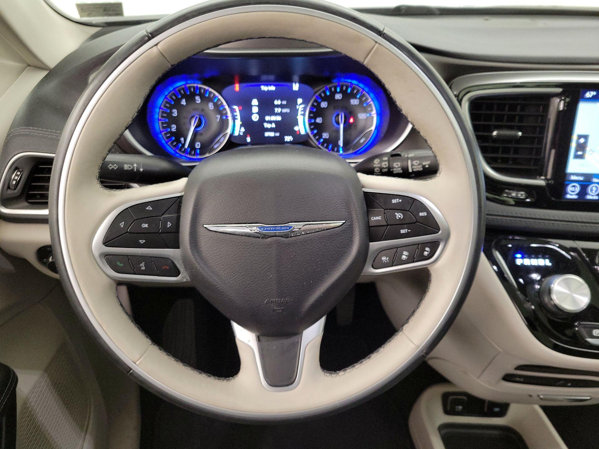 Thumbnail: 2018 Chrysler Pacifica - 10