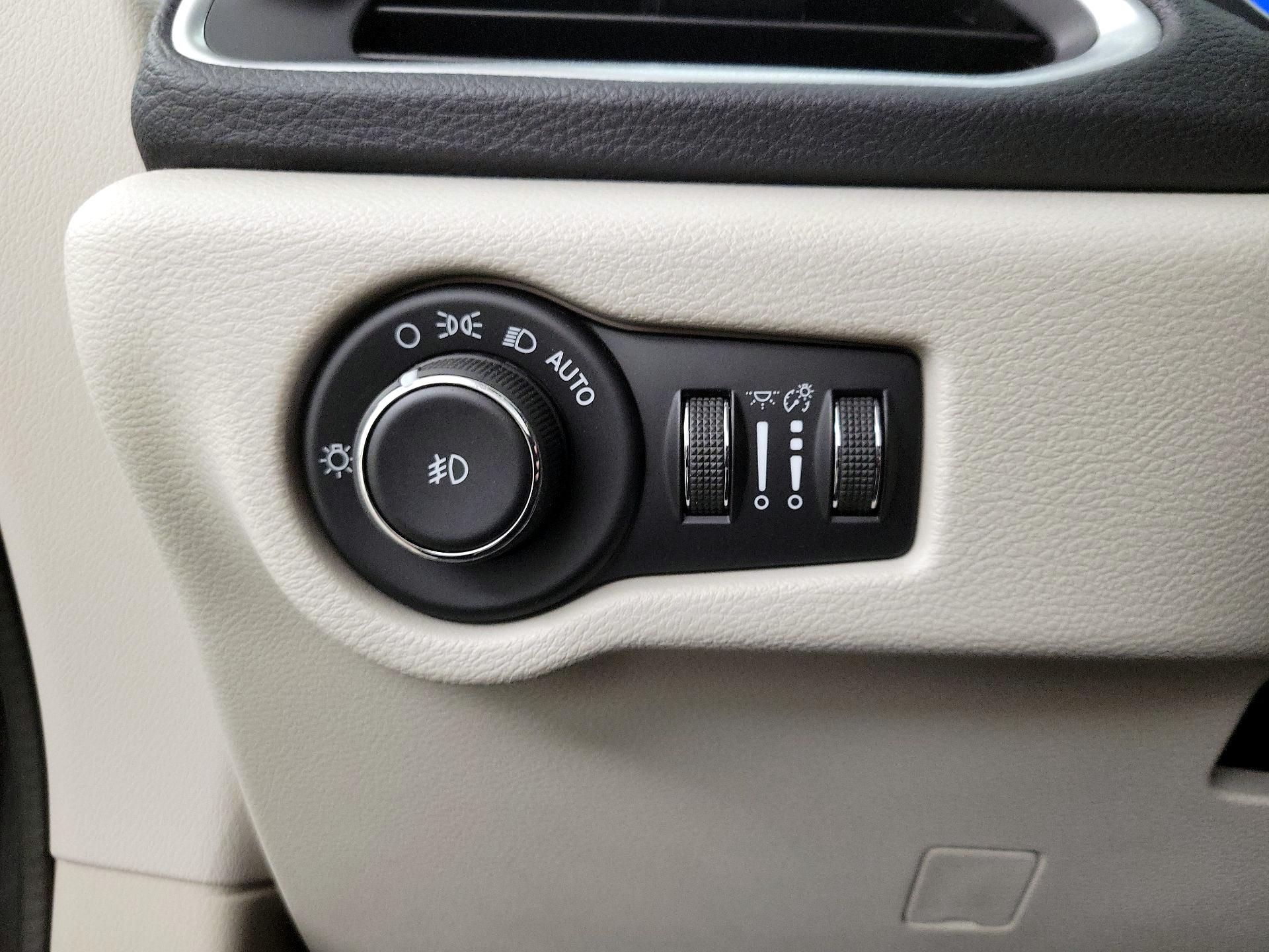 Thumbnail: 2018 Chrysler Pacifica - 13