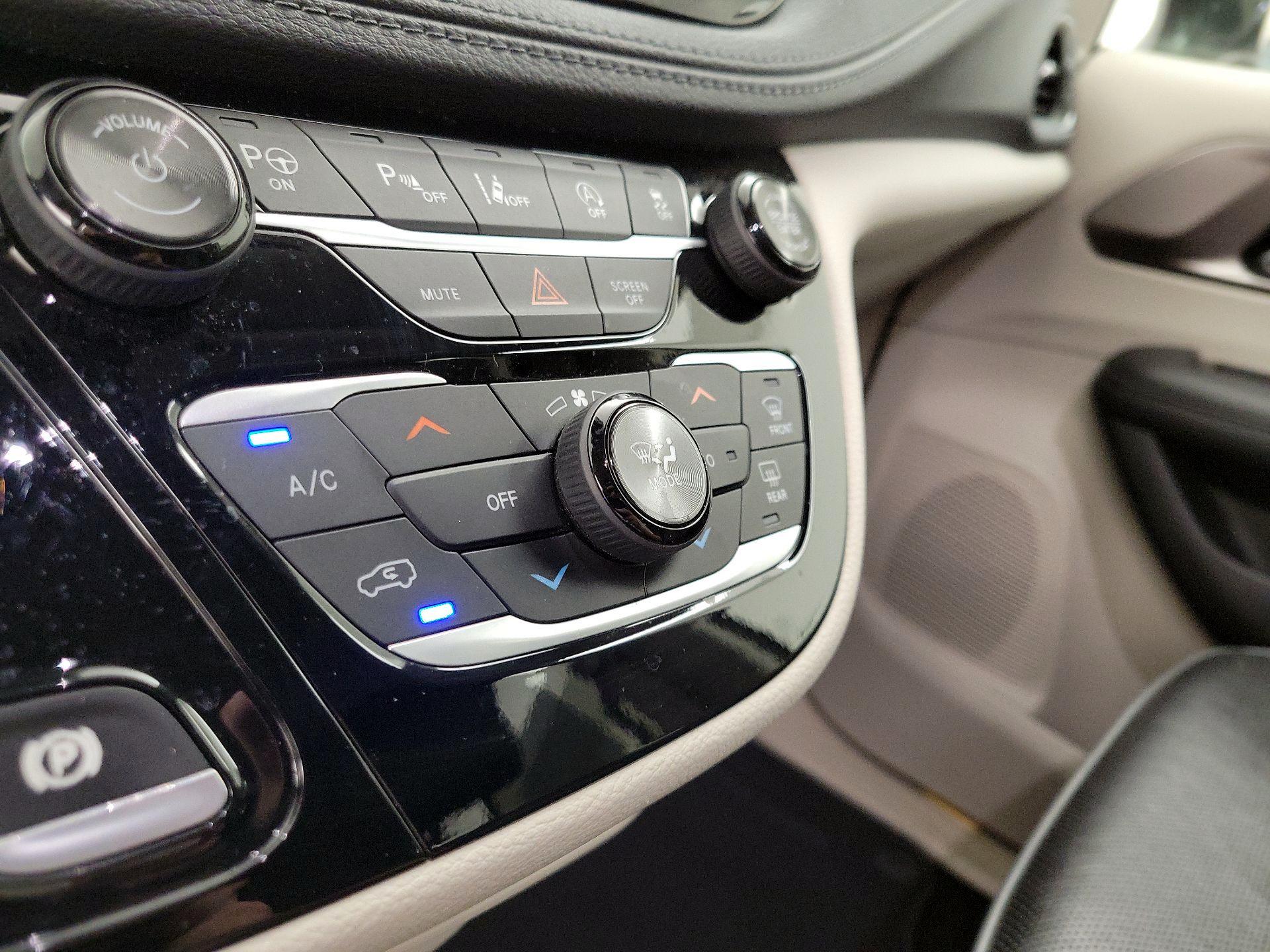 Thumbnail: 2018 Chrysler Pacifica - 17