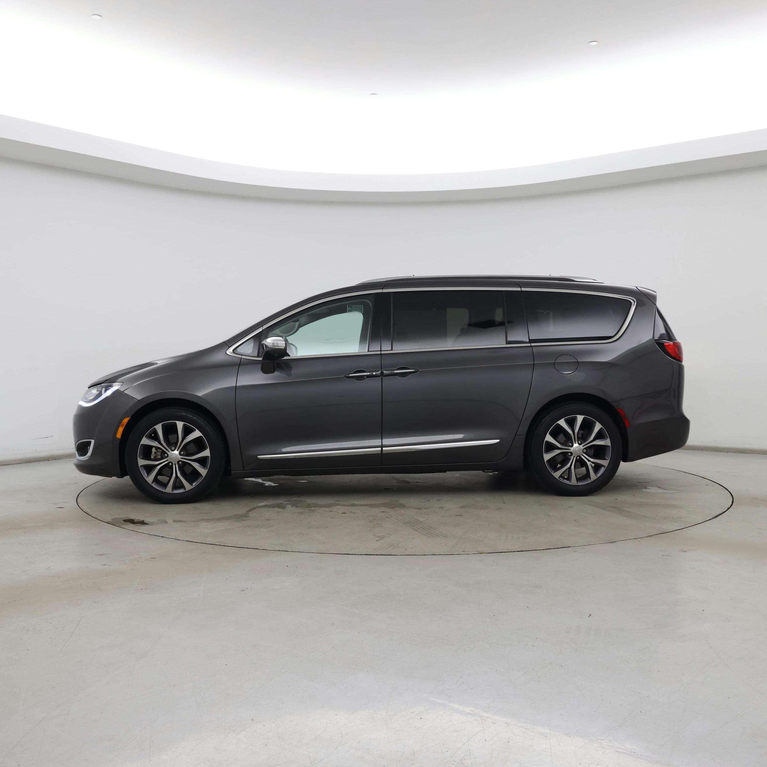 Thumbnail: 2018 Chrysler Pacifica - 3