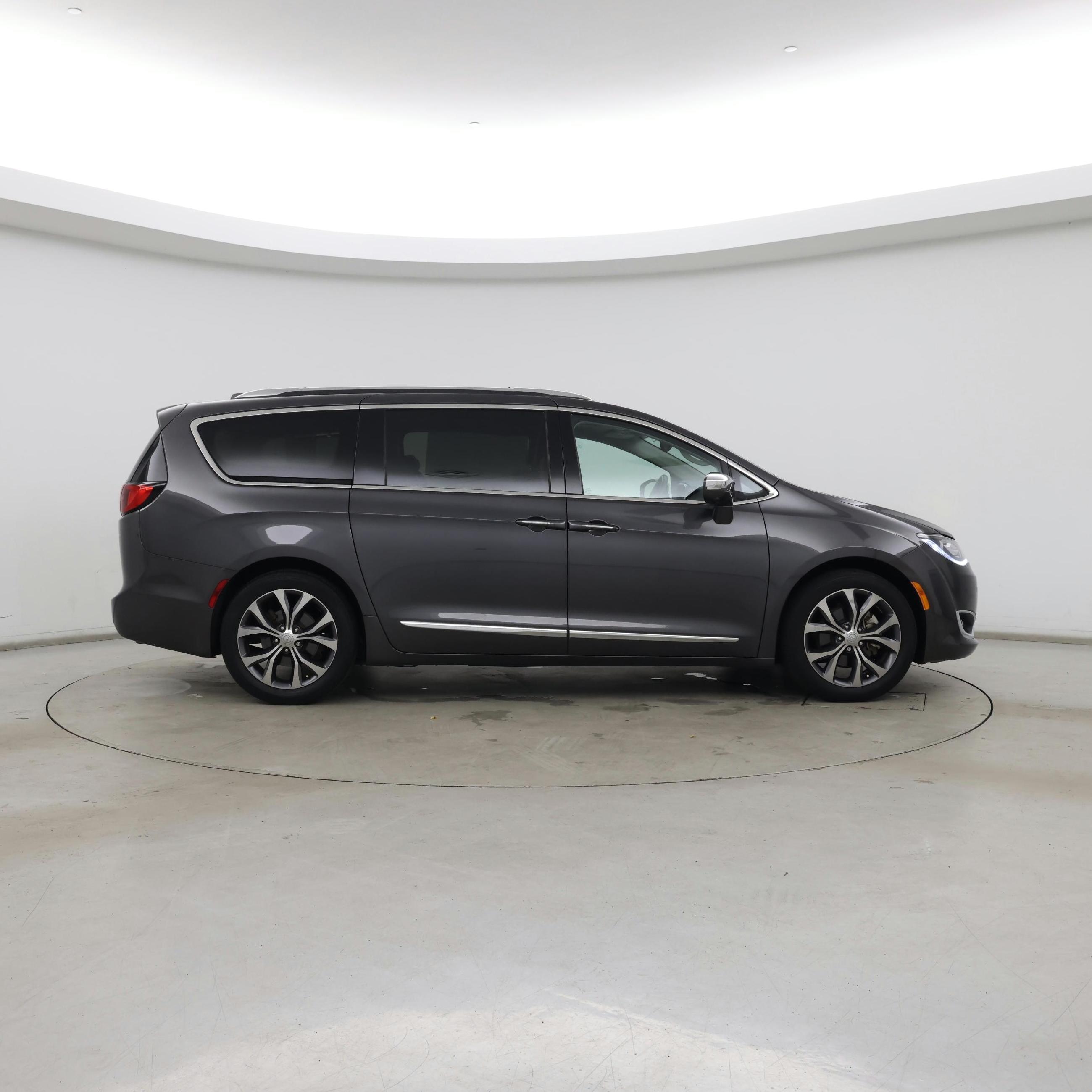 Thumbnail: 2018 Chrysler Pacifica - 7