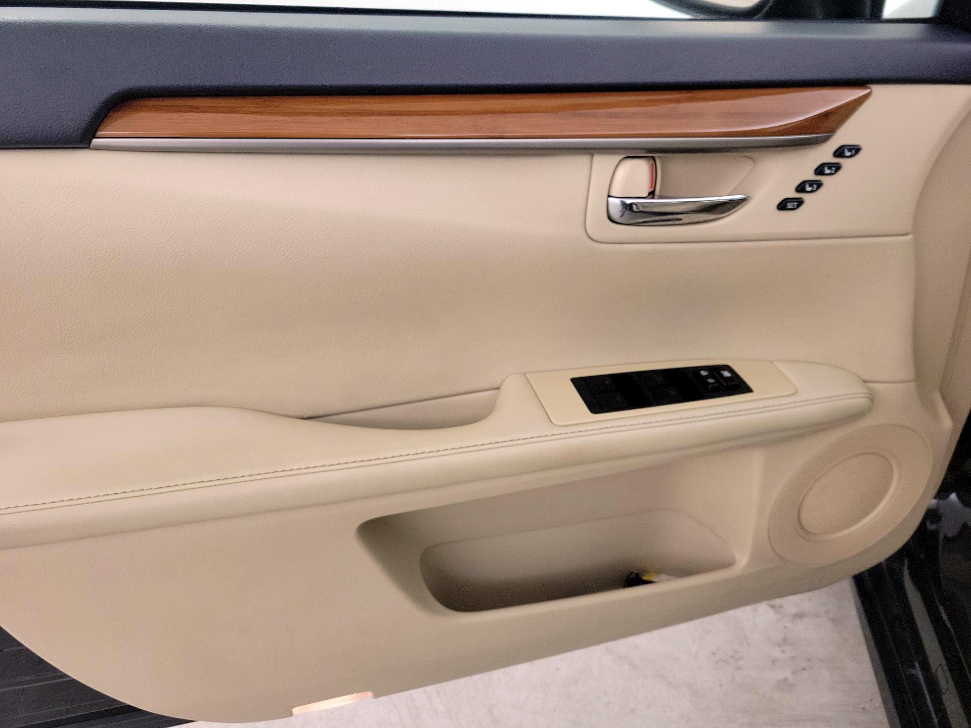 Thumbnail: 2013 Lexus ES - 12