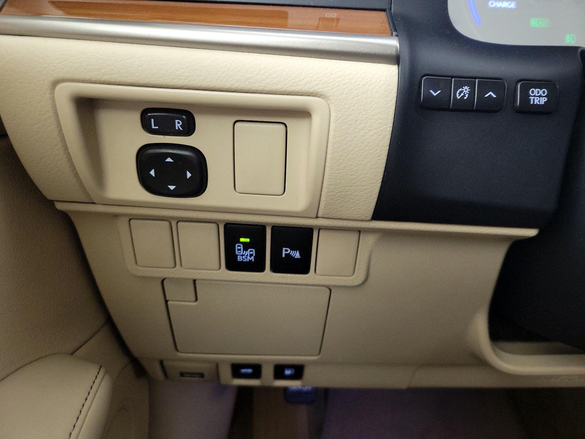 Thumbnail: 2013 Lexus ES - 13