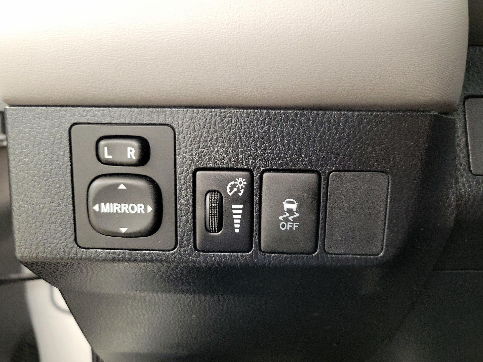 Thumbnail: 2013 Toyota RAV4 - 13