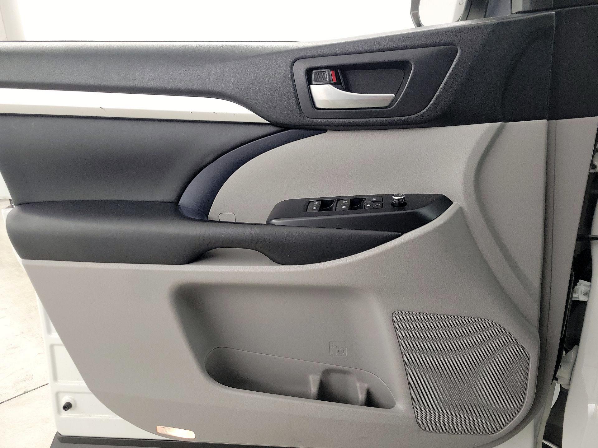 Thumbnail: 2019 Toyota Highlander - 12