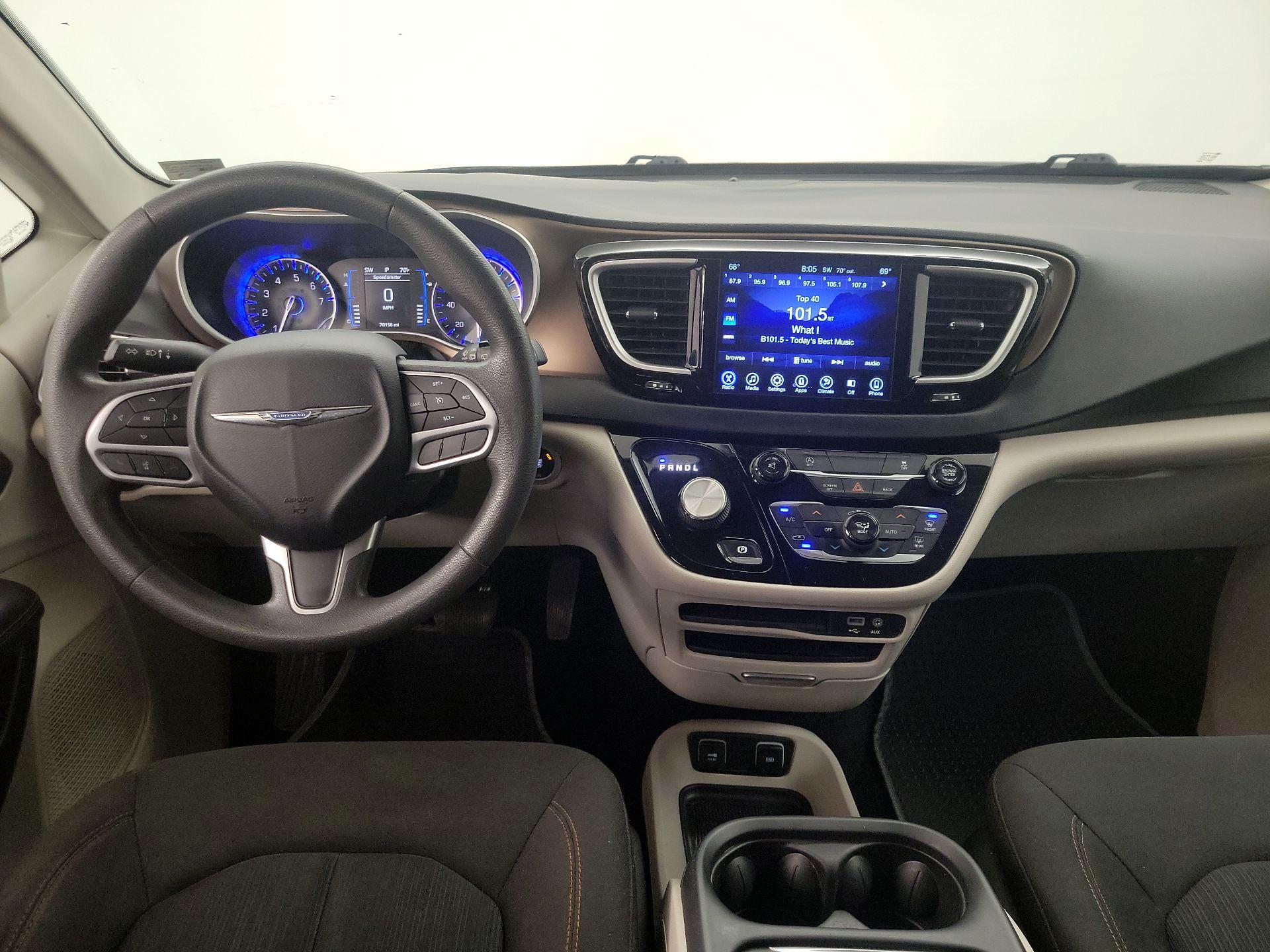 Thumbnail: 2017 Chrysler Pacifica - 9