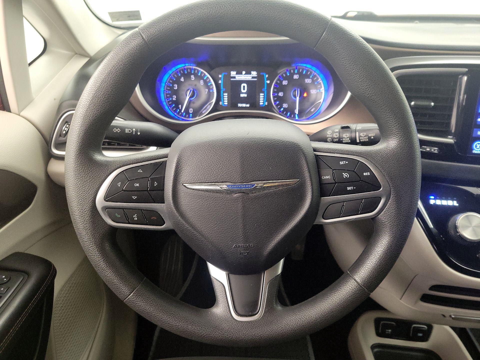Thumbnail: 2017 Chrysler Pacifica - 10